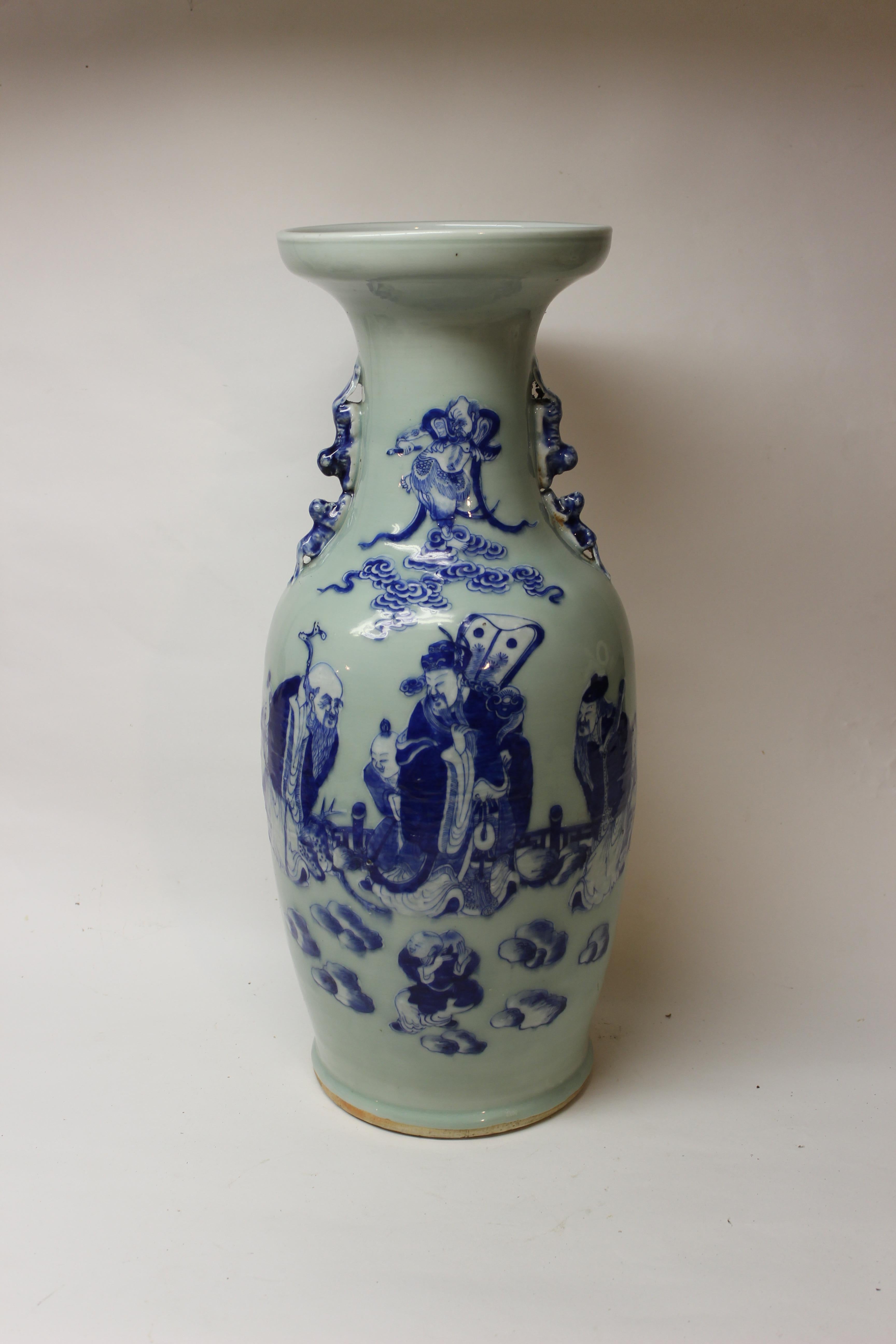 Jarrón chino de cerámica azul y celadón.