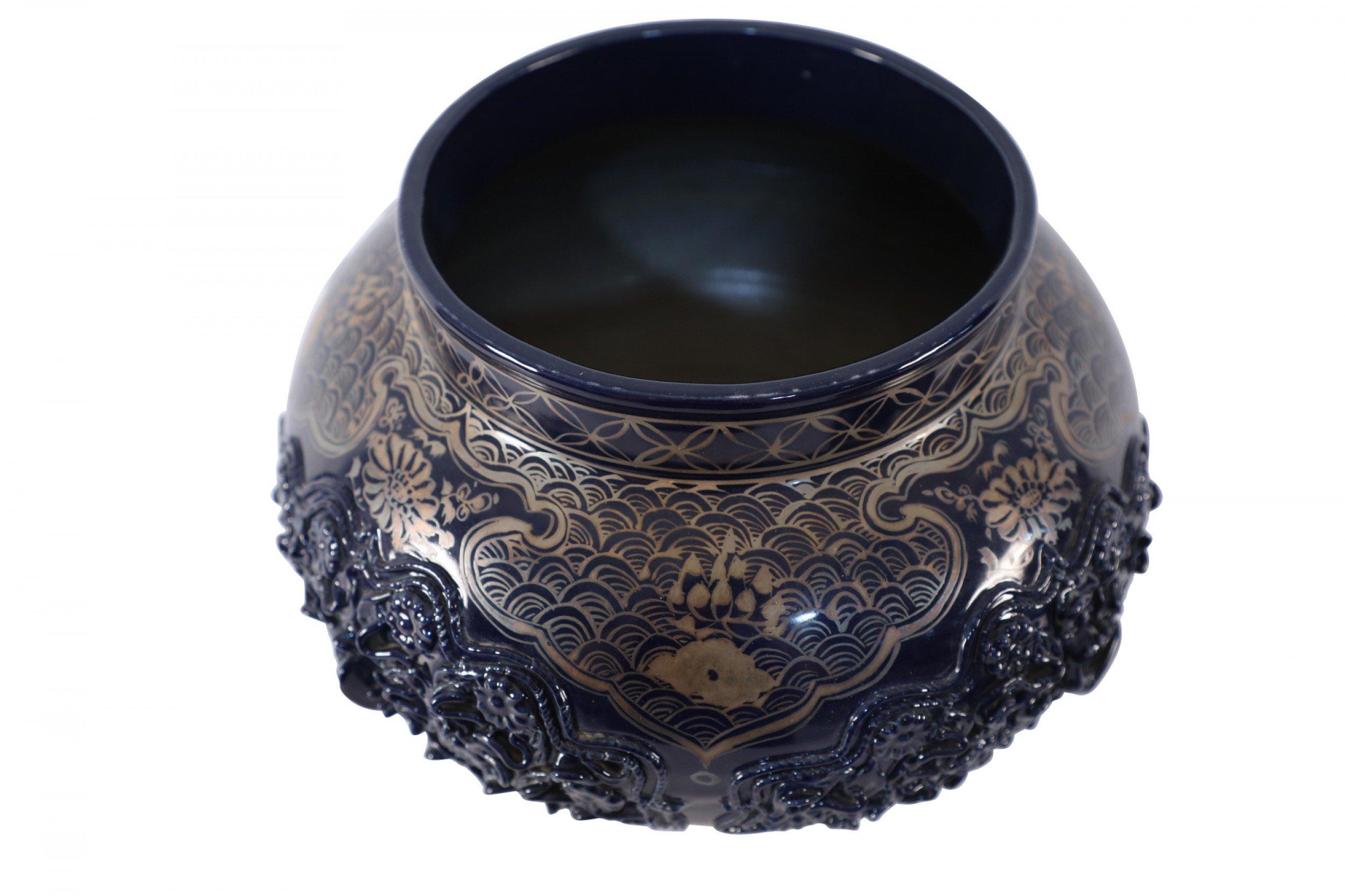 20th Century Chinese Blue and Gold Painted Lidded Porcelain Pot For Sale