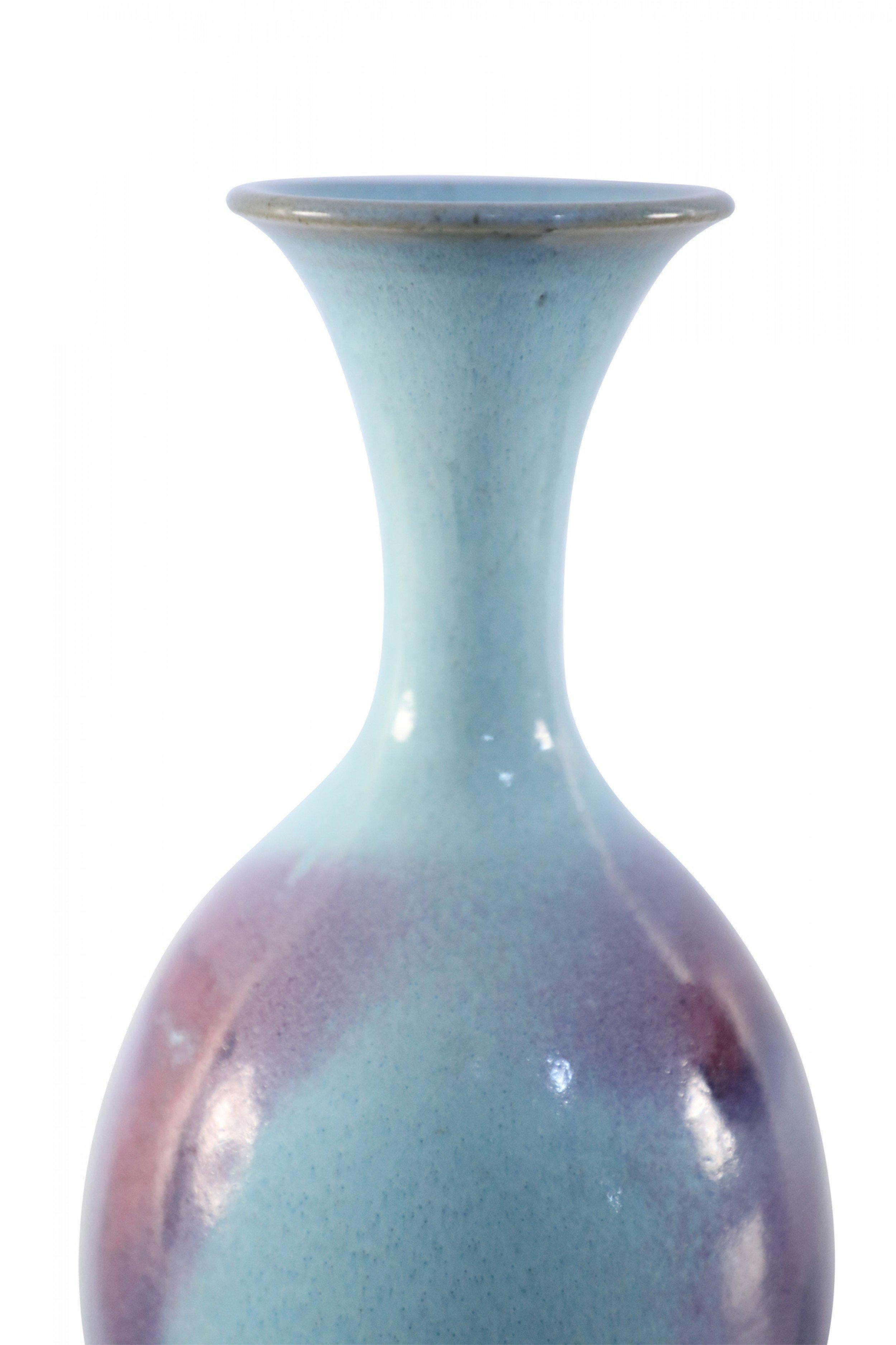 XX secolo Vaso di porcellana cinese con smaltatura blu e viola in vendita