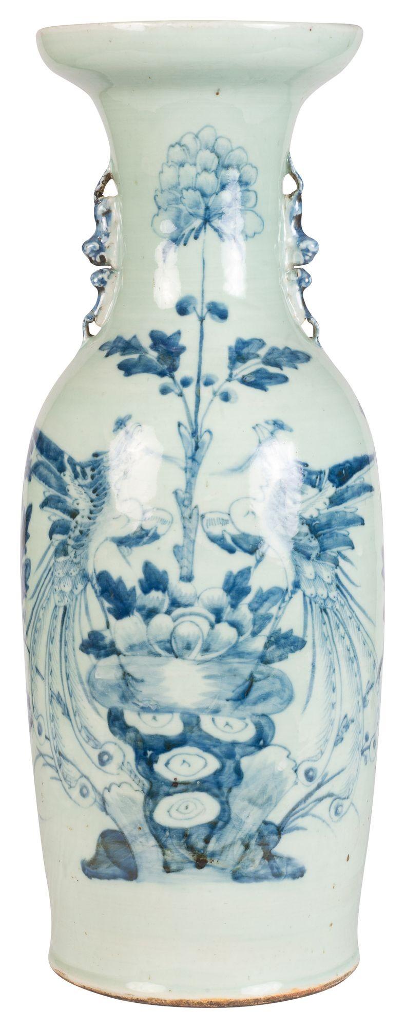 Vase / lampe décoratif de la fin du 19e siècle, exporté de Chine en bleu et blanc. Elle est ornée d'une magnifique décoration de fleurs et de feuilles et de poignées en forme de chien mythique Foo sur les côtés.
Lot 74


