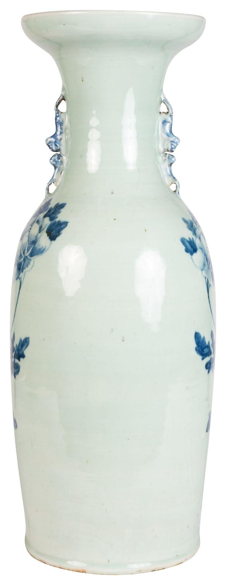 Peint à la main Vase / lampe chinoise bleu et blanc du 19e siècle en vente