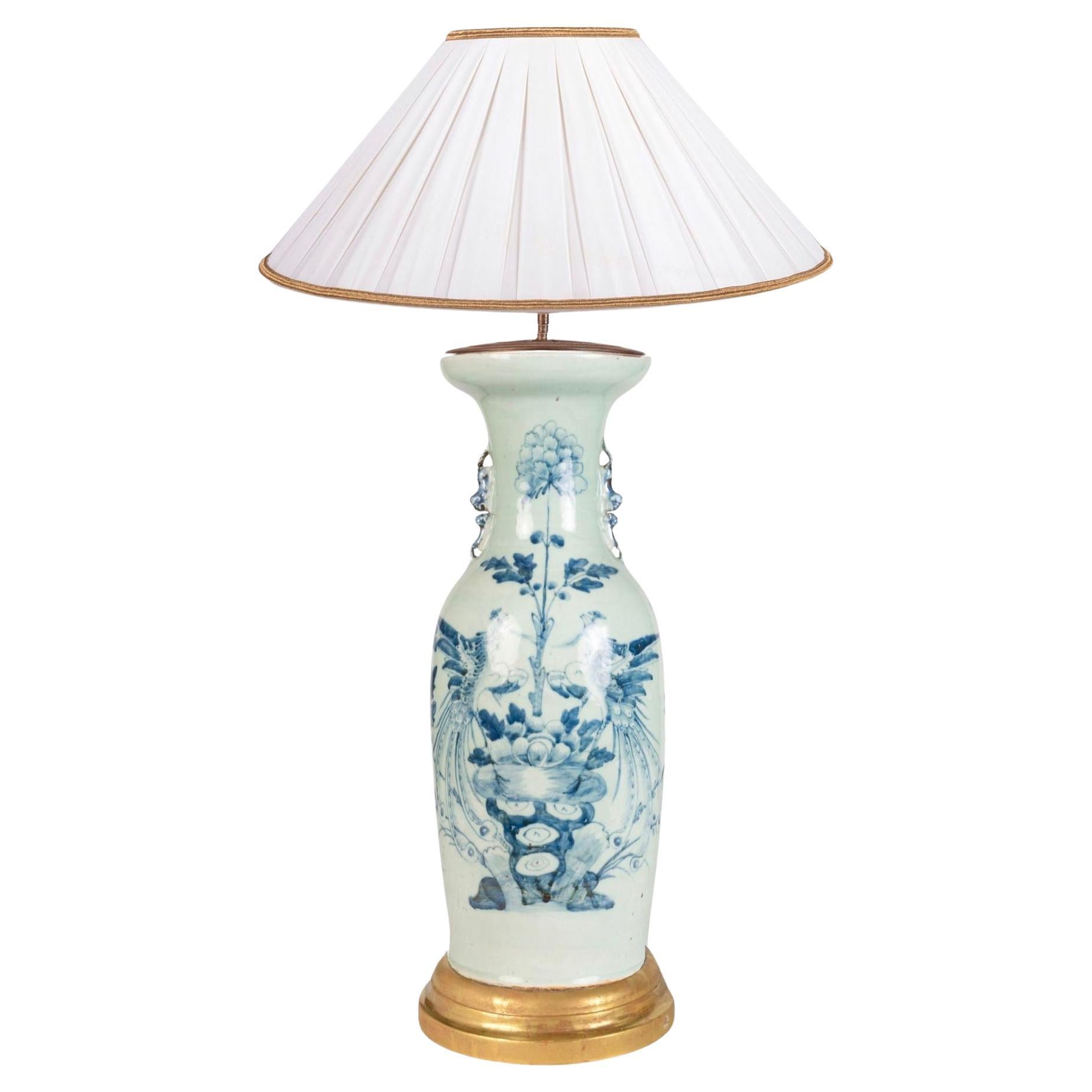 Vase / lampe chinoise bleu et blanc du 19e siècle en vente