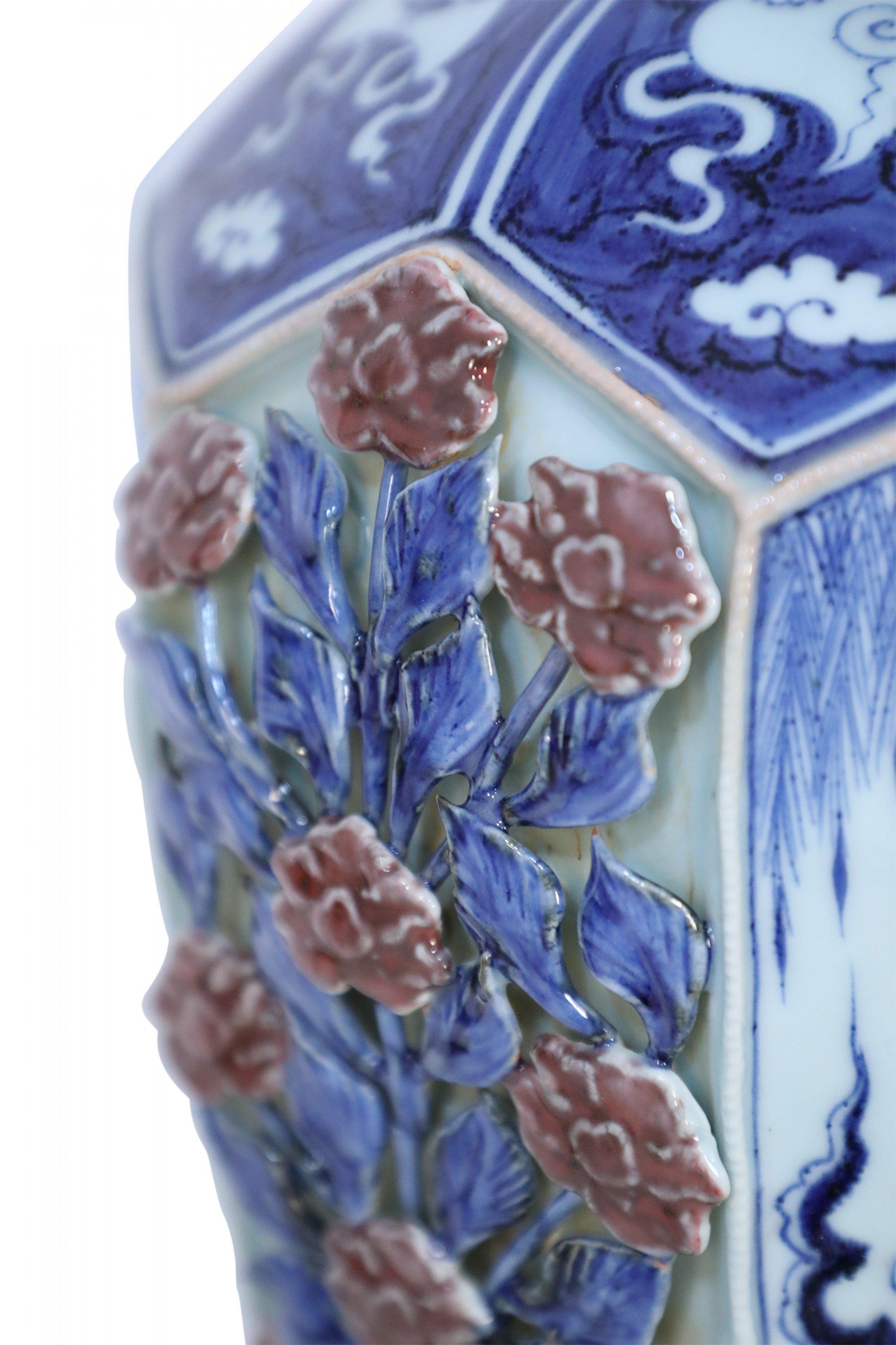 Vase octogonal chinois en porcelaine bleu et blanc et motif de rose en relief en vente 2