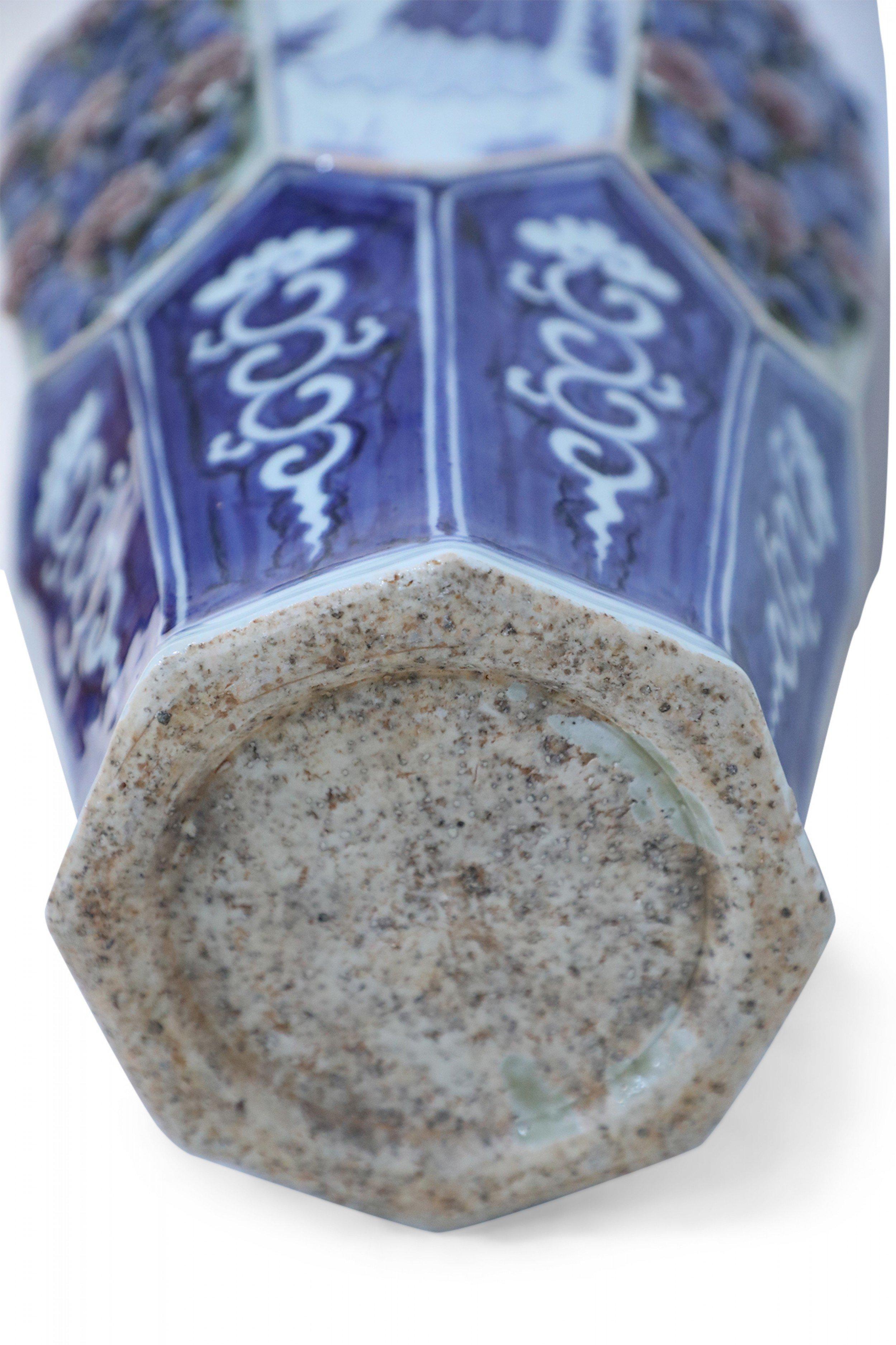 Vase octogonal chinois en porcelaine bleu et blanc et motif de rose en relief en vente 3