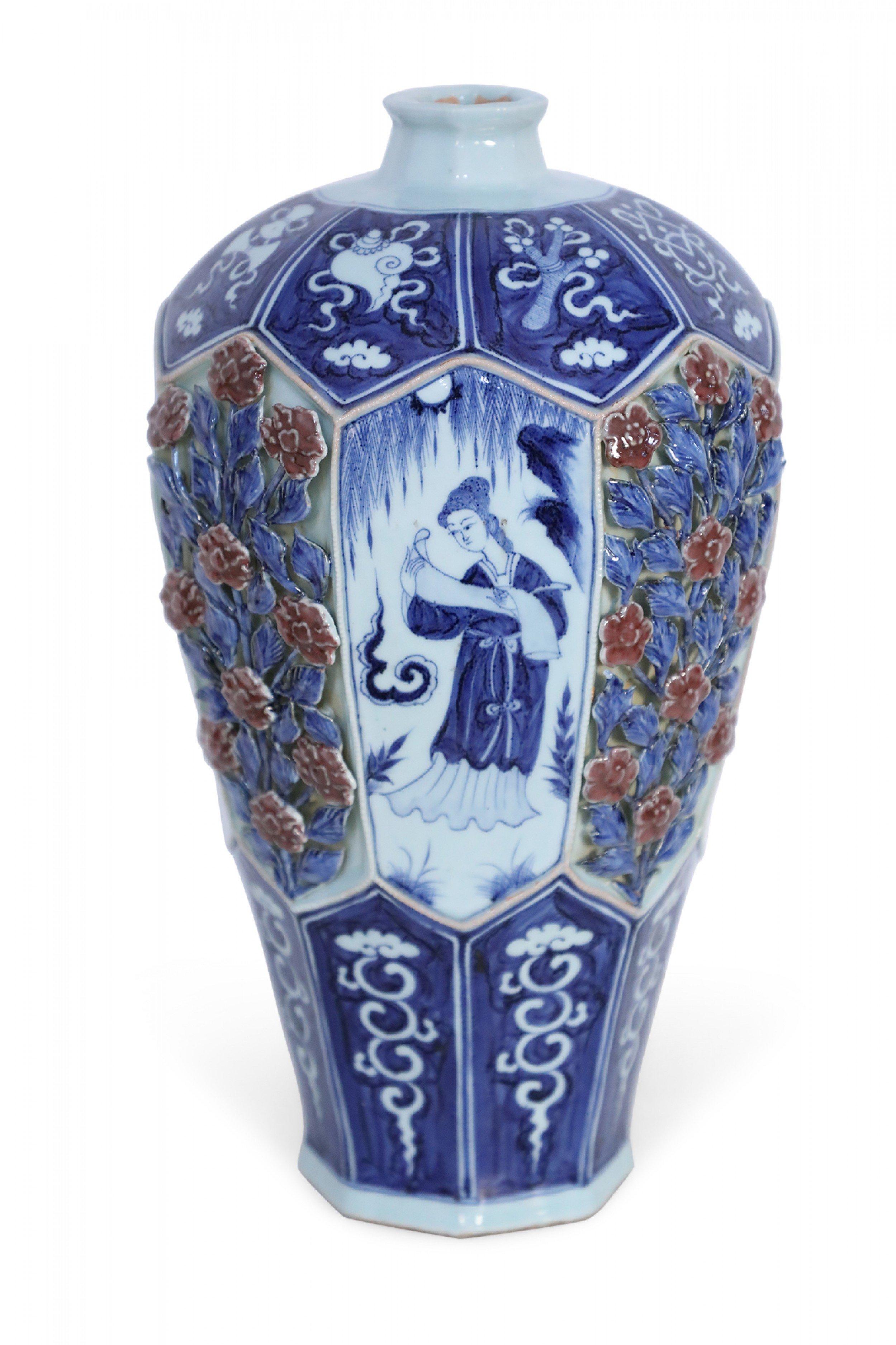 Ming Vase octogonal chinois en porcelaine bleu et blanc et motif de rose en relief en vente