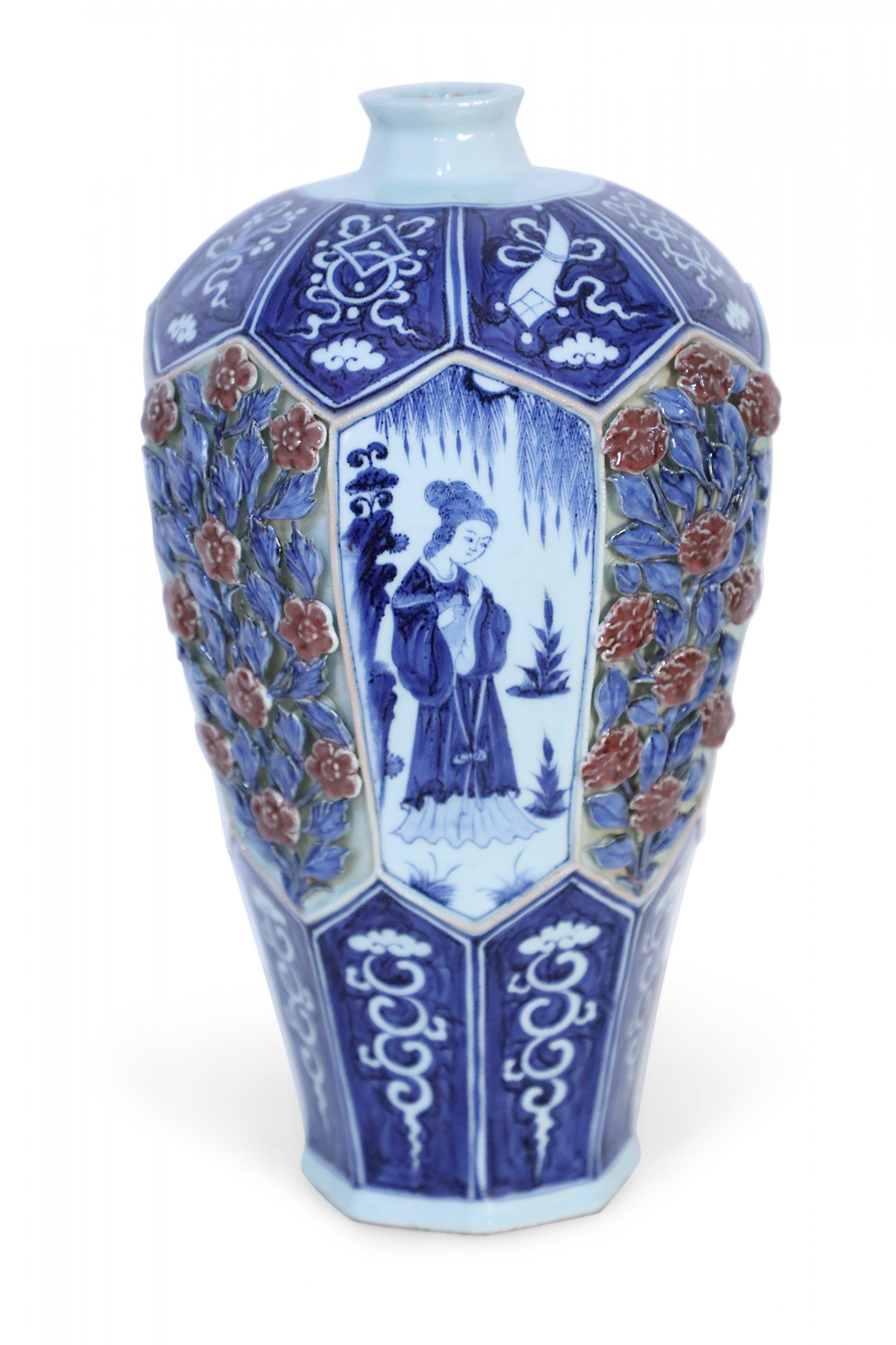 Chinois Vase octogonal chinois en porcelaine bleu et blanc et motif de rose en relief en vente