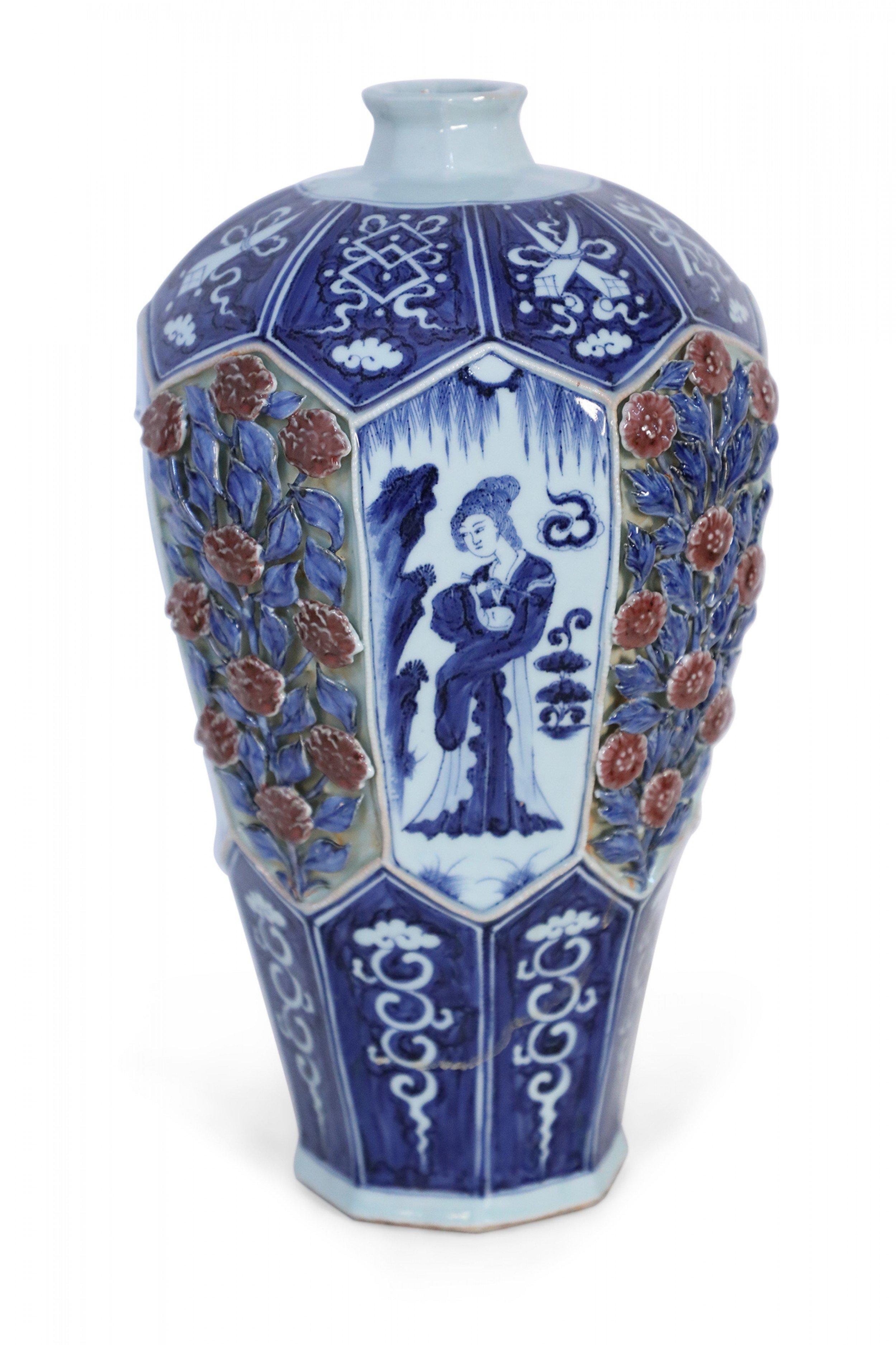 Fait main Vase octogonal chinois en porcelaine bleu et blanc et motif de rose en relief en vente