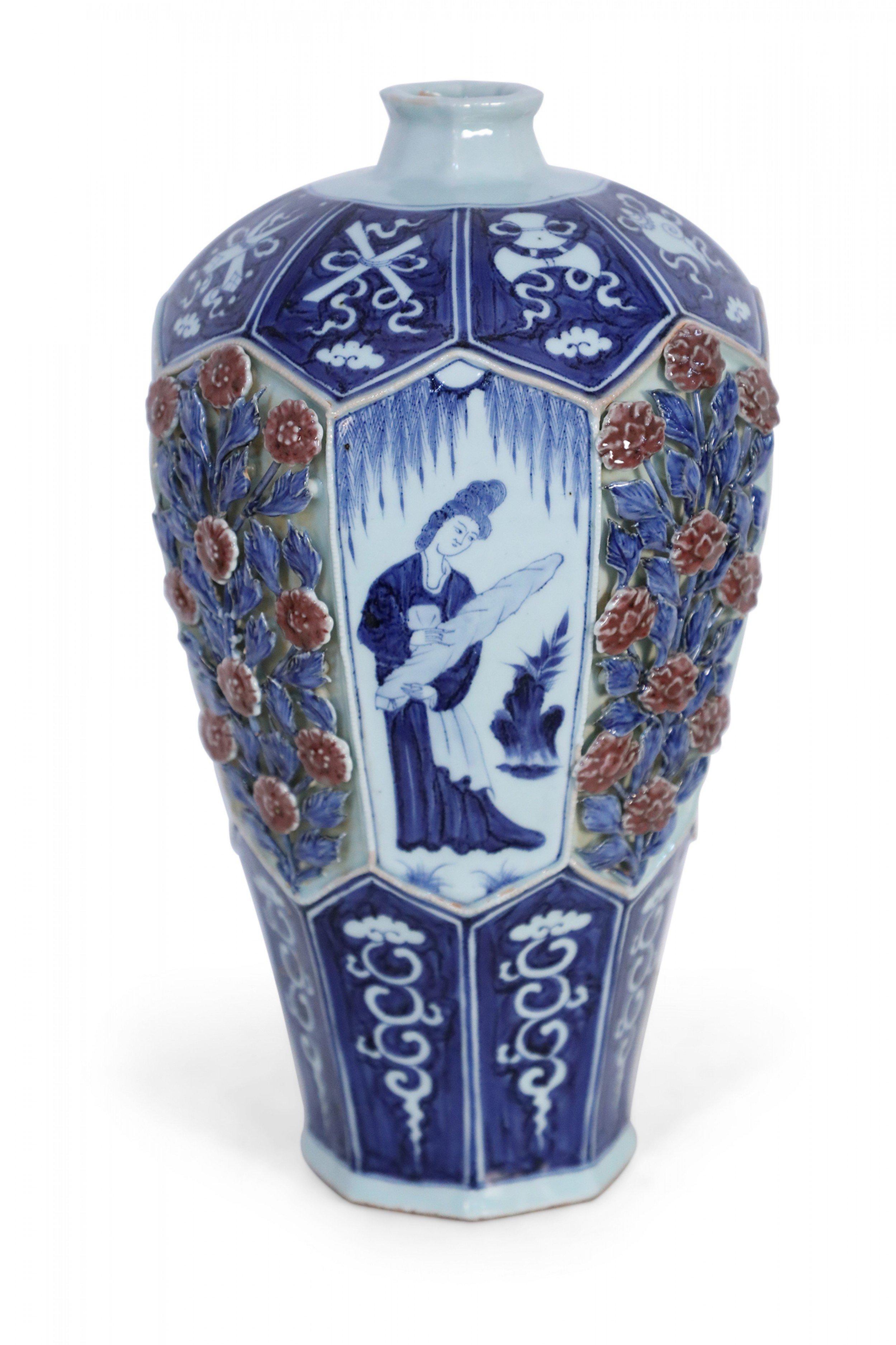 Vase octogonal chinois en porcelaine bleu et blanc et motif de rose en relief Bon état - En vente à Queens, NY