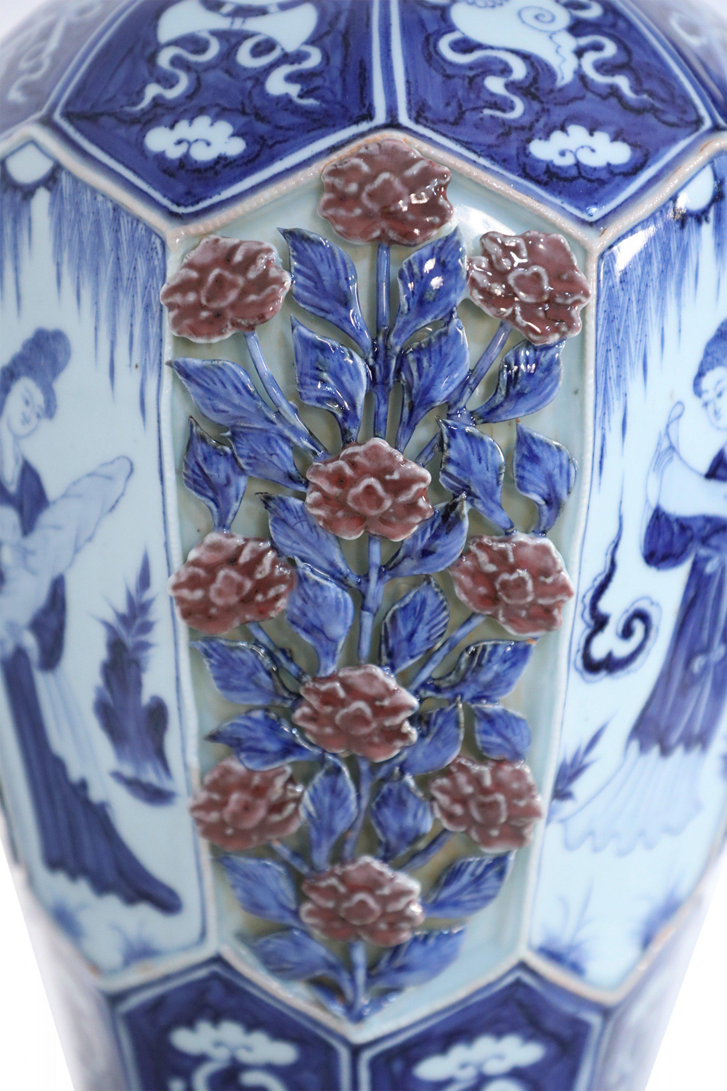 20ième siècle Vase octogonal chinois en porcelaine bleu et blanc et motif de rose en relief en vente