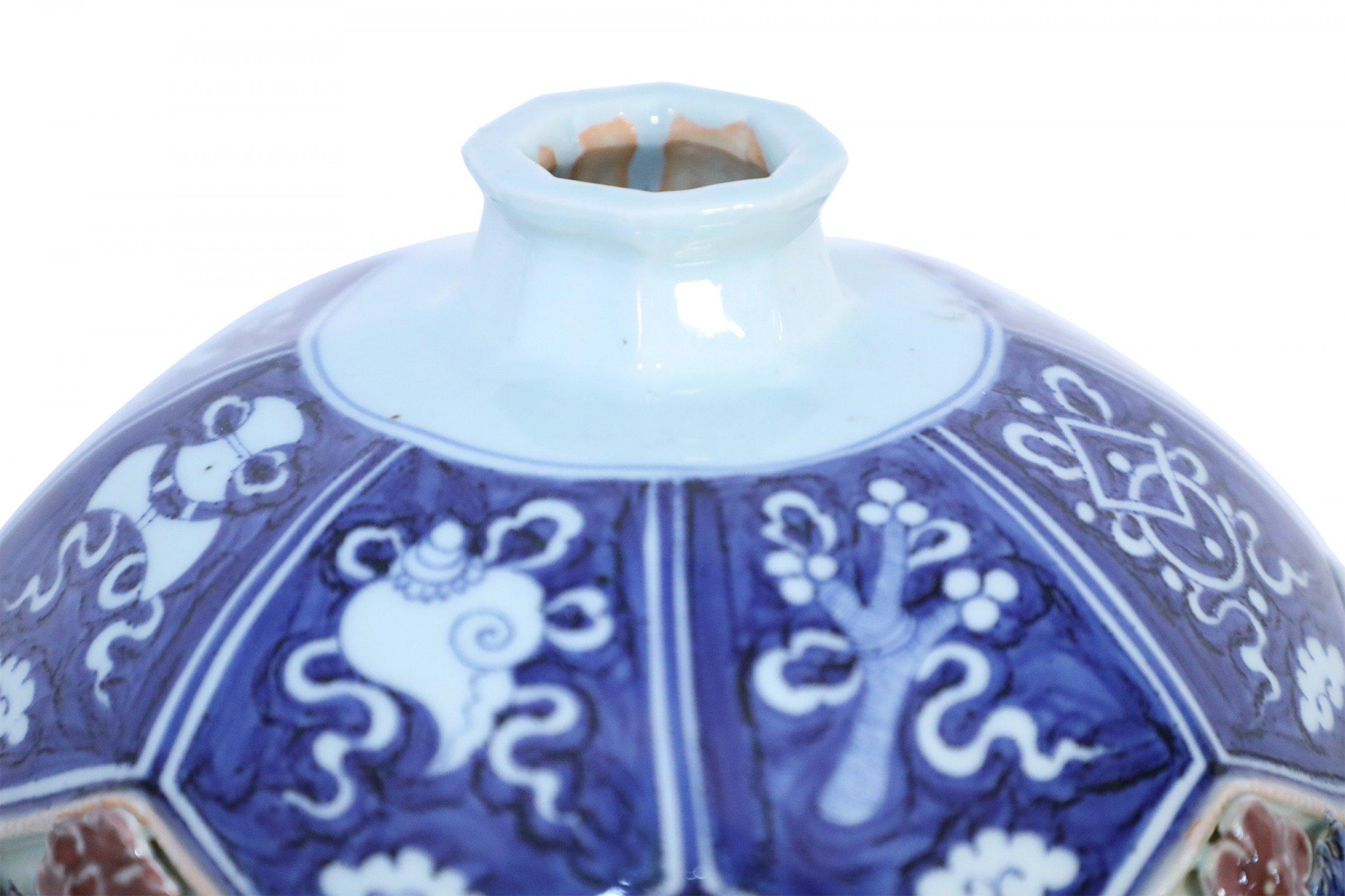 Porcelaine Vase octogonal chinois en porcelaine bleu et blanc et motif de rose en relief en vente