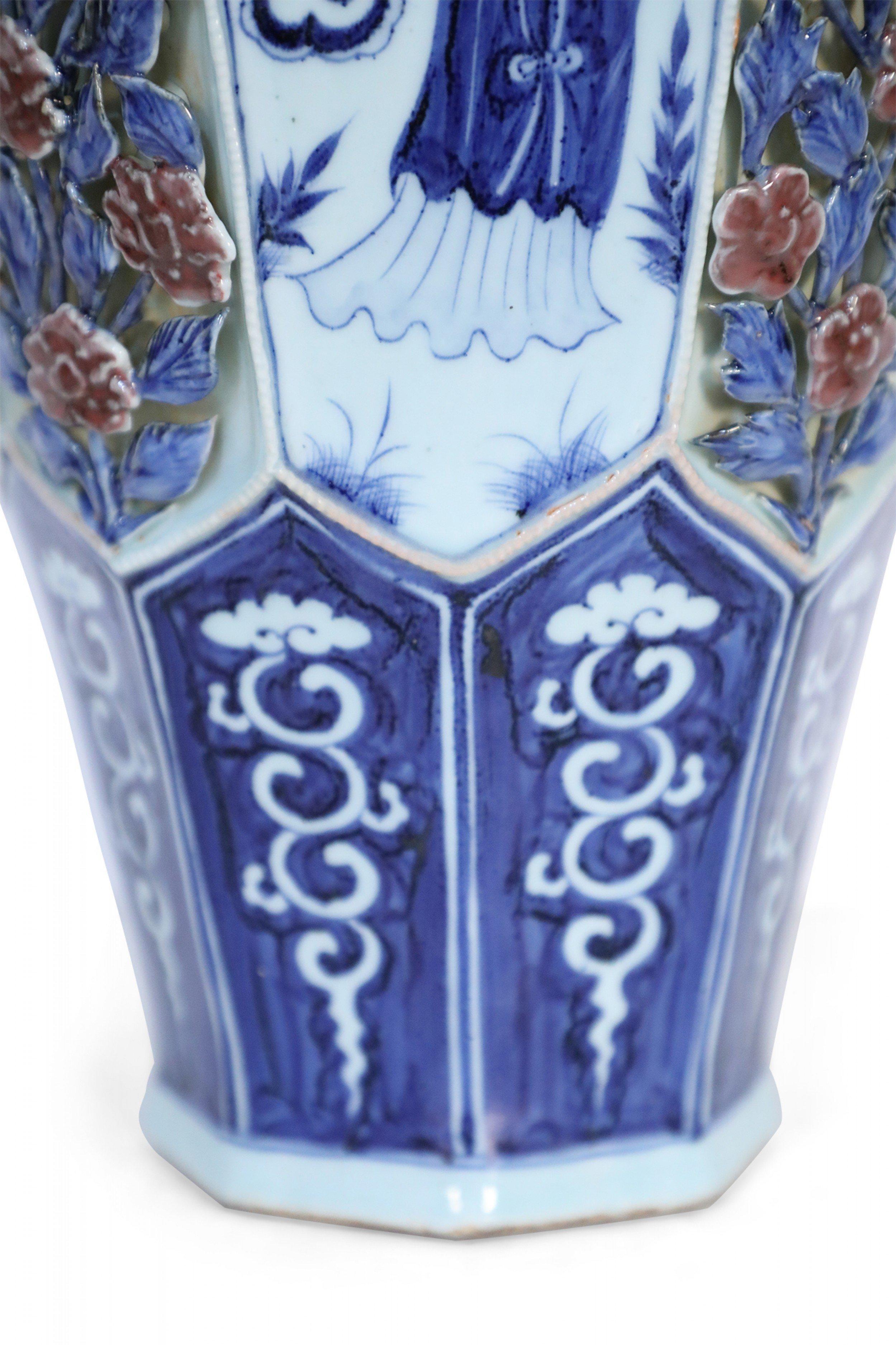 Vase octogonal chinois en porcelaine bleu et blanc et motif de rose en relief en vente 1