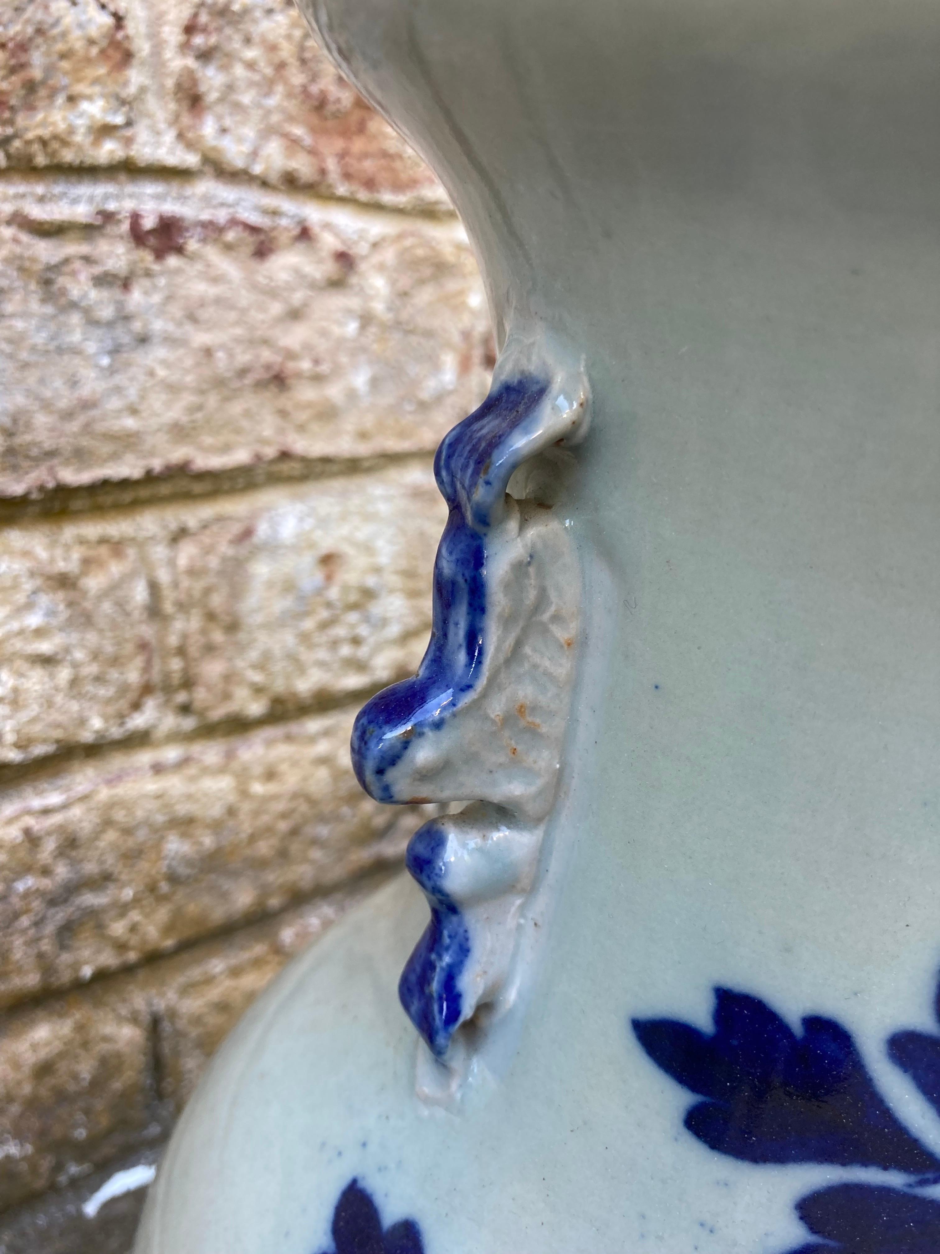 Chinese Blue and White Antique Vase In Good Condition For Sale In East Hampton, NY