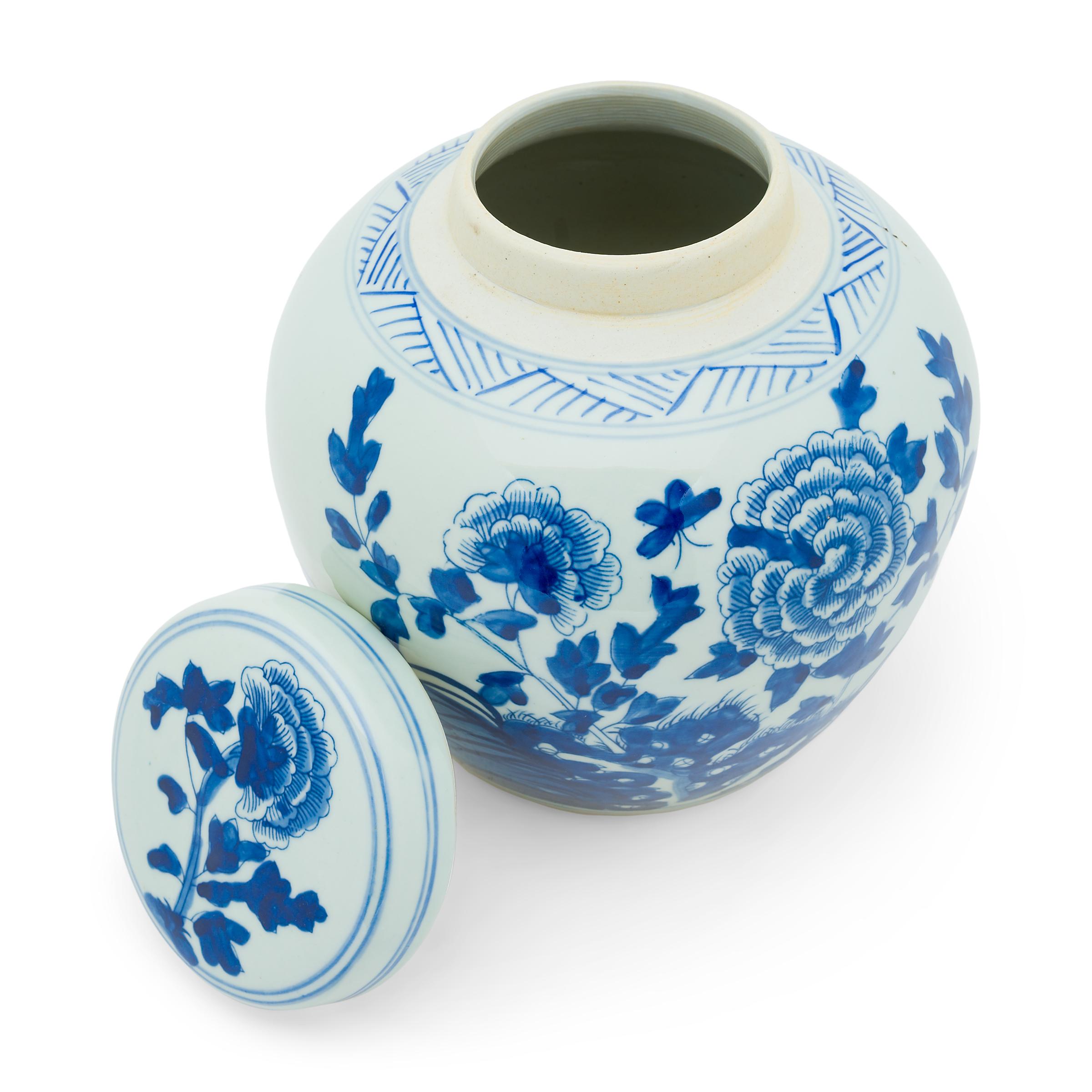 Chinese Blue and White Apothecary Jar In Good Condition In Chicago, IL