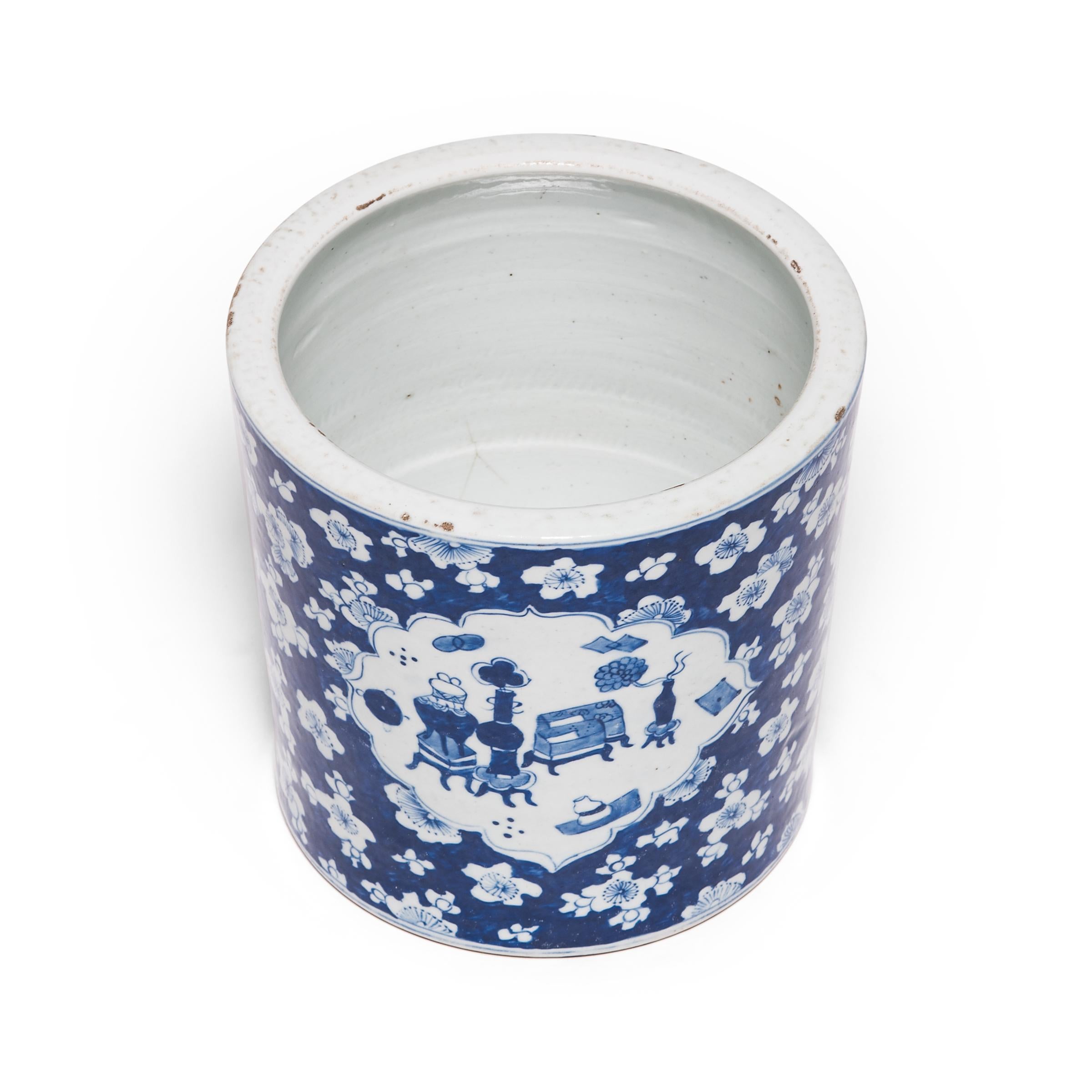 Chinese Blue and White Auspicious Brush Pot In Good Condition In Chicago, IL