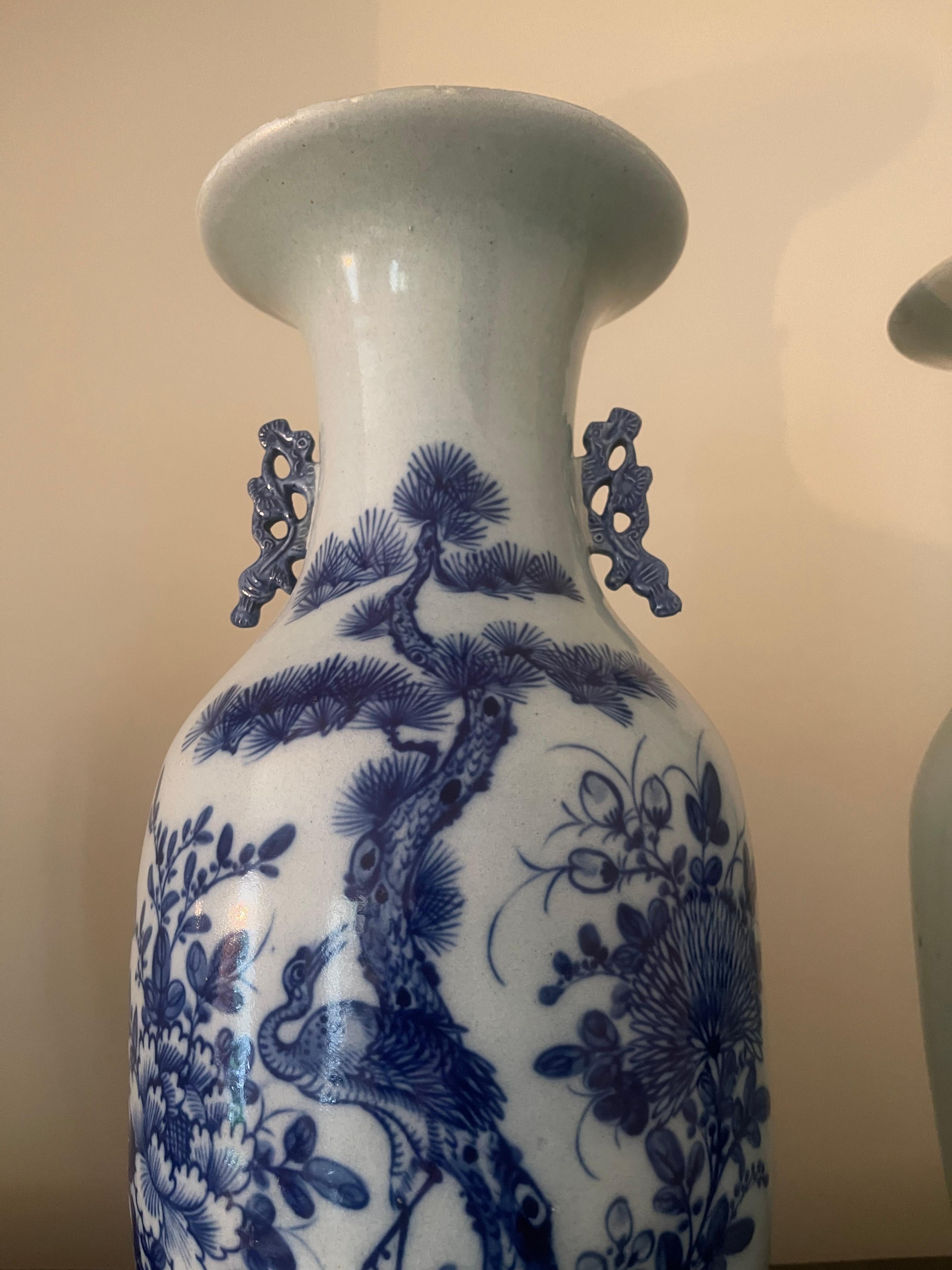 Chinesische blaue und weiße Balusterform Urne oder Vase mit Crane und Baummotiv im Zustand „Gut“ im Angebot in Essex, MA