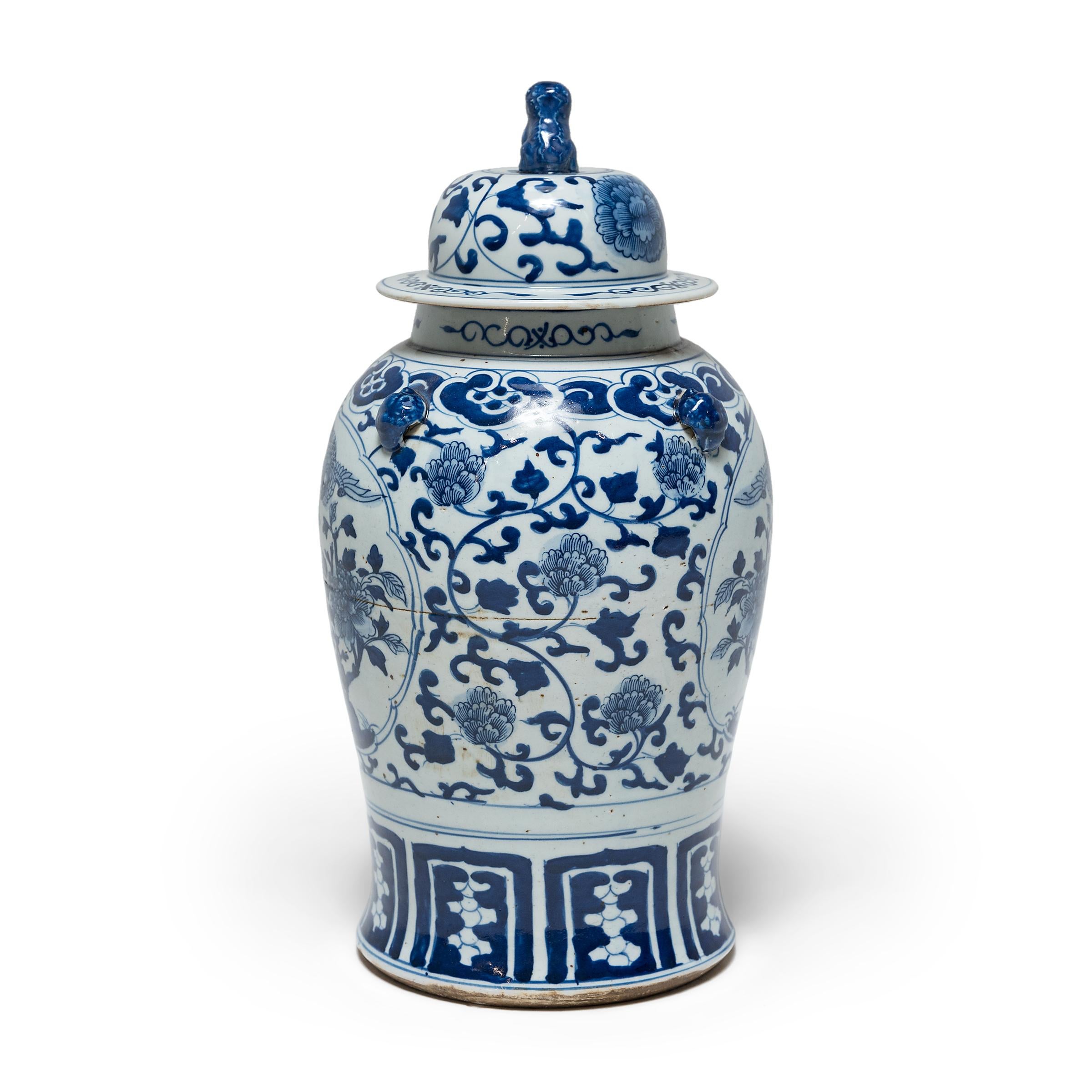 Chinese Blue and White Baluster Jar In Good Condition For Sale In Chicago, IL