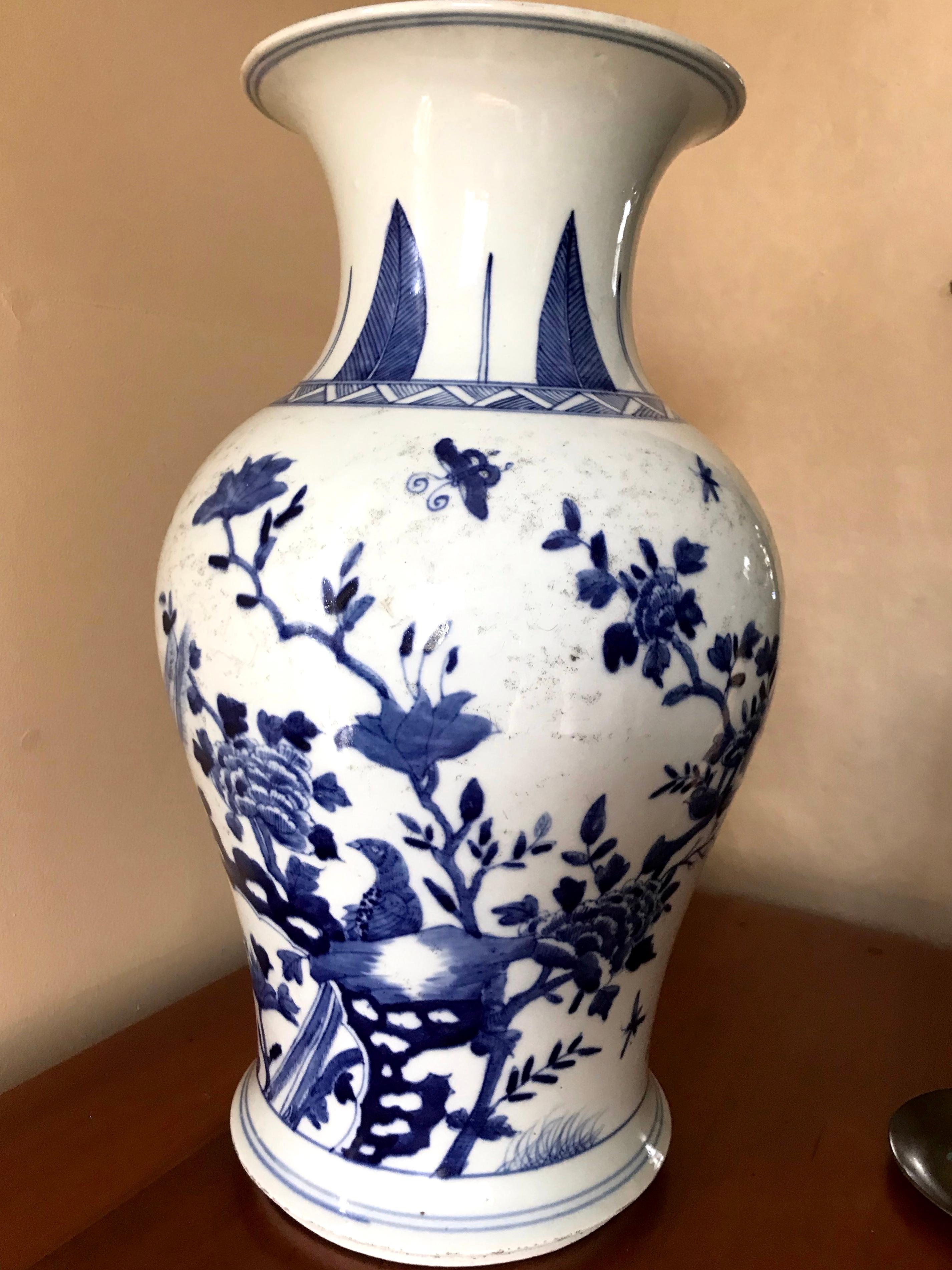 Chinesische blaue und weiße Balustervase. Kräftige blau-weiße chinesische Vase mit Vögeln, Schmetterlingen und blühenden Bäumen, die Fasane auf Felsen umgeben, mit weißer und grauer Sprenkelung am Boden und blauen Ringen an Hals und Boden. China,