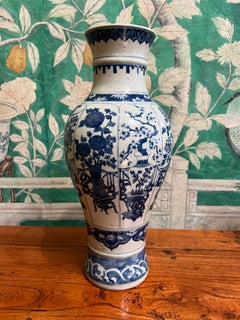 Chinesische blau-weiße Balustervase, Qing-Dynastie, 19. Jahrhundert