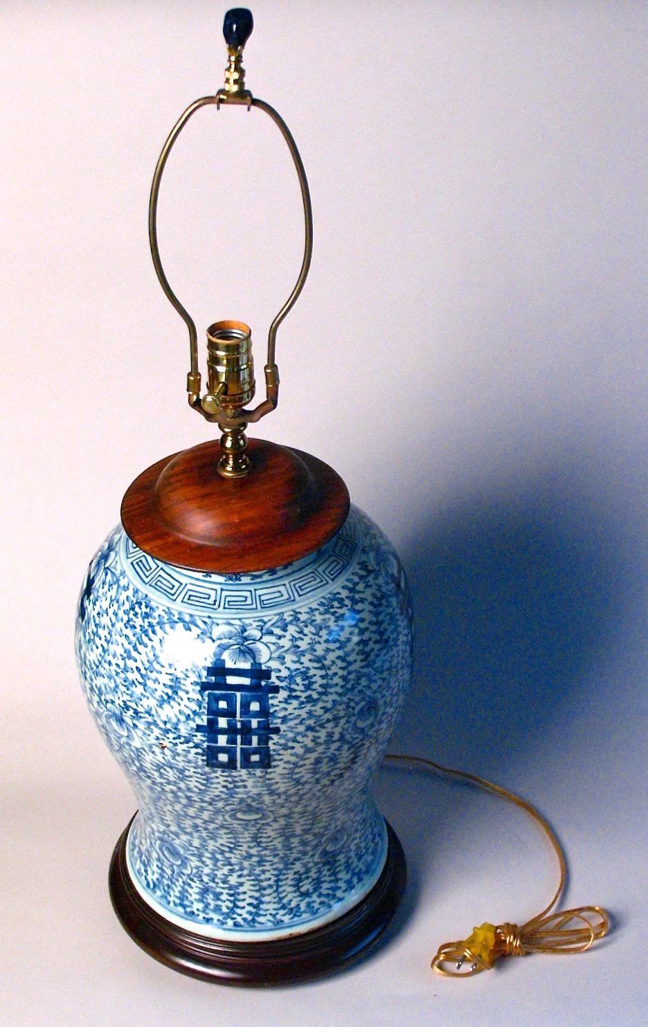 Chinoiserie Chinese Blue and White Baluster Vase Table Lamp For Sale