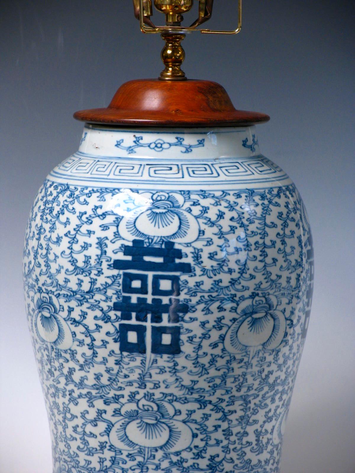 Chinoiserie Chinese Blue and White Baluster Vase Table Lamp  For Sale