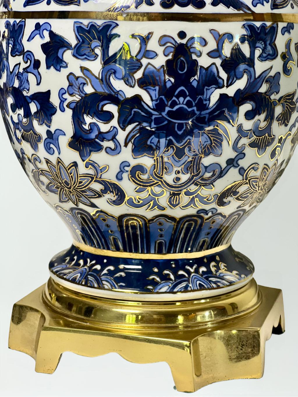 Lampade a barattolo Ginger blu e bianche con montatura in bronzo e accenti dorati di Speer in vendita 3