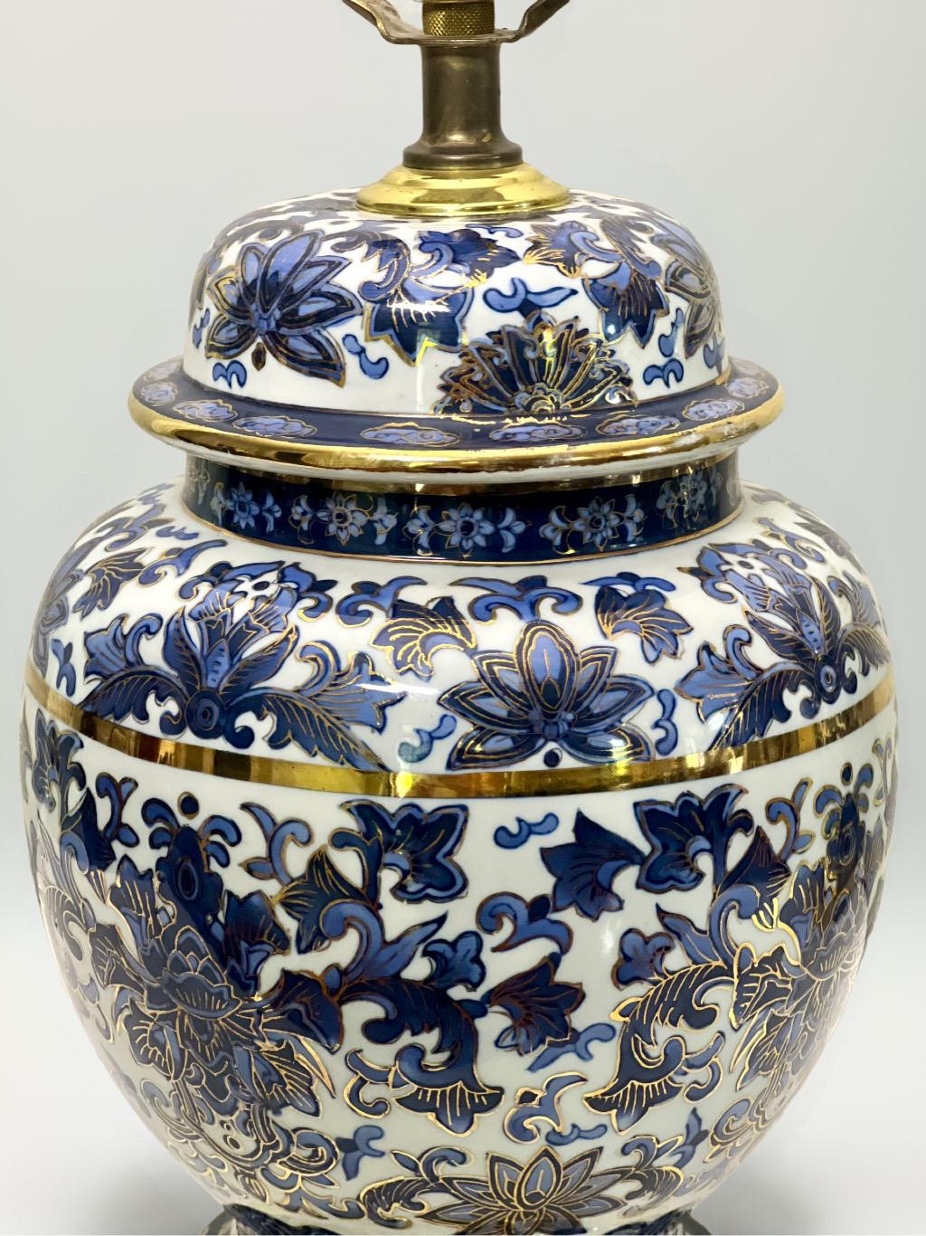 Lampade a barattolo Ginger blu e bianche con montatura in bronzo e accenti dorati di Speer in vendita 4