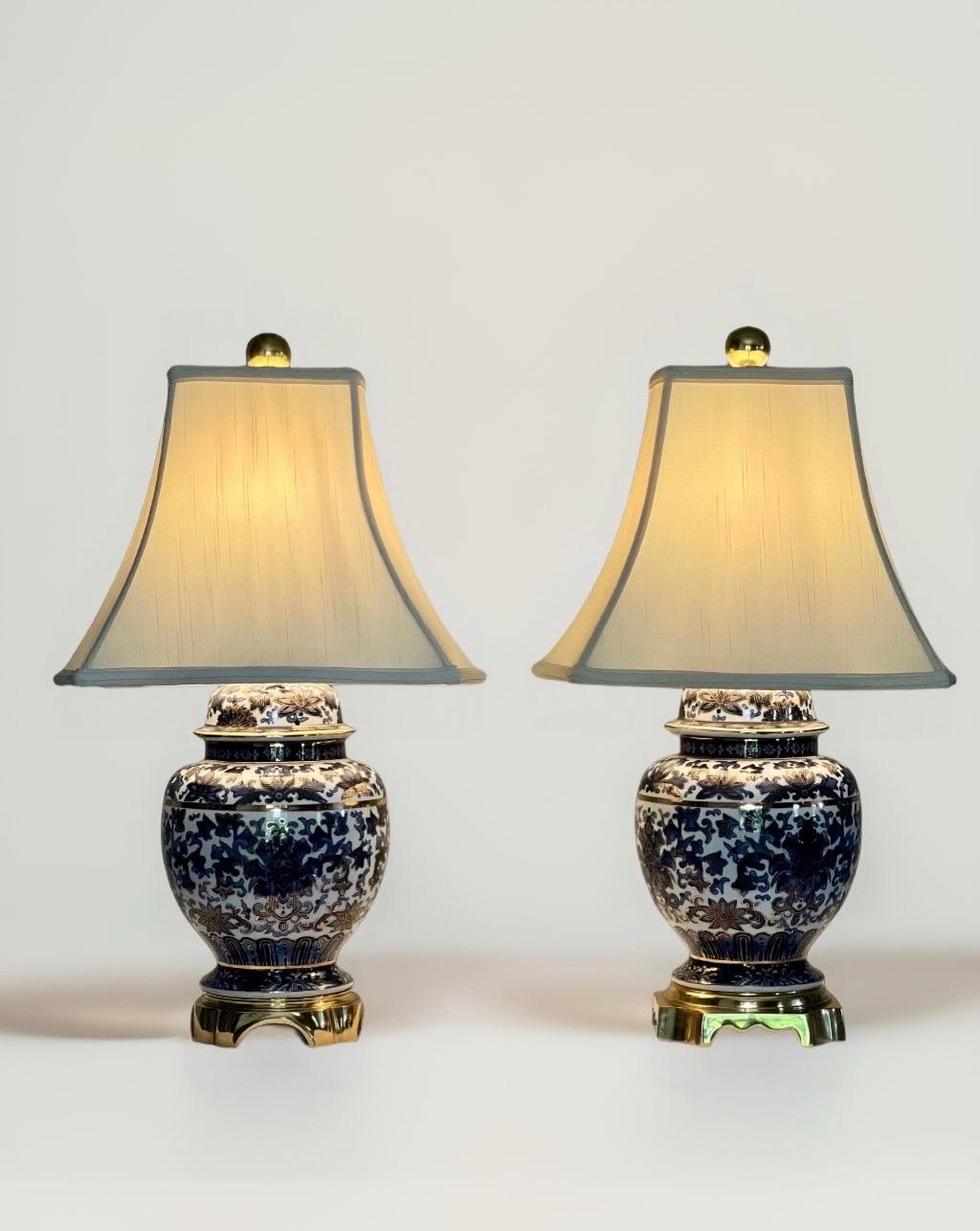 Lampade a barattolo Ginger blu e bianche con montatura in bronzo e accenti dorati di Speer in vendita 7