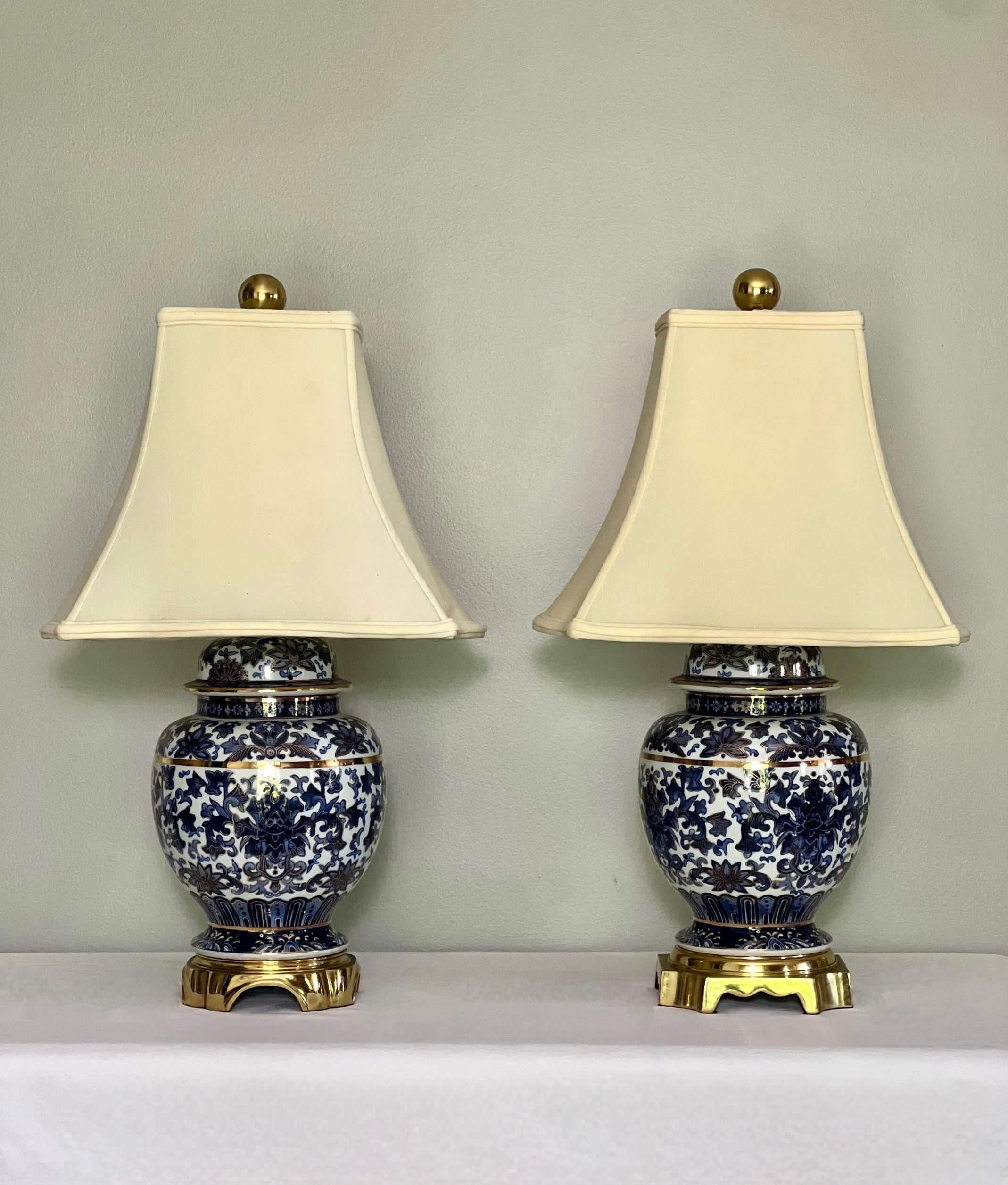 Lampade a barattolo Ginger blu e bianche con montatura in bronzo e accenti dorati di Speer in vendita 6