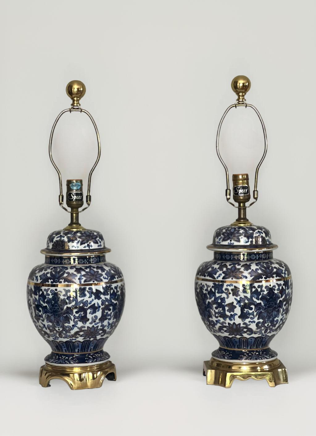 Whiting, lampade cinesi vintage degli anni '80 in bronzo e porcellana blu e bianca con accenti dorati di Speer. Classici barattoli di zenzero con coperchio a balaustro trasformati in lampade con robuste decorazioni floreali dipinte a mano e