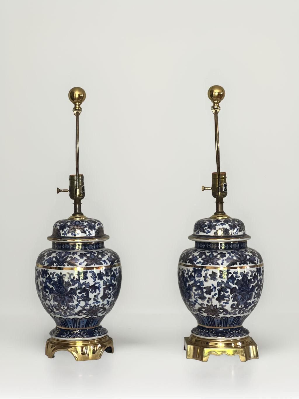 Nordamericano Lampade a barattolo Ginger blu e bianche con montatura in bronzo e accenti dorati di Speer in vendita