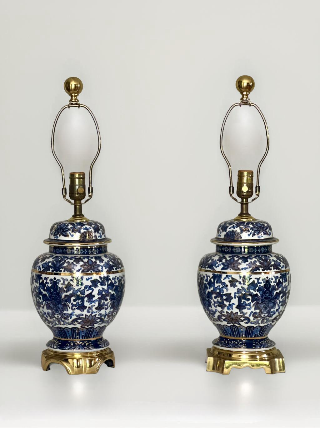 Dipinto a mano Lampade a barattolo Ginger blu e bianche con montatura in bronzo e accenti dorati di Speer in vendita
