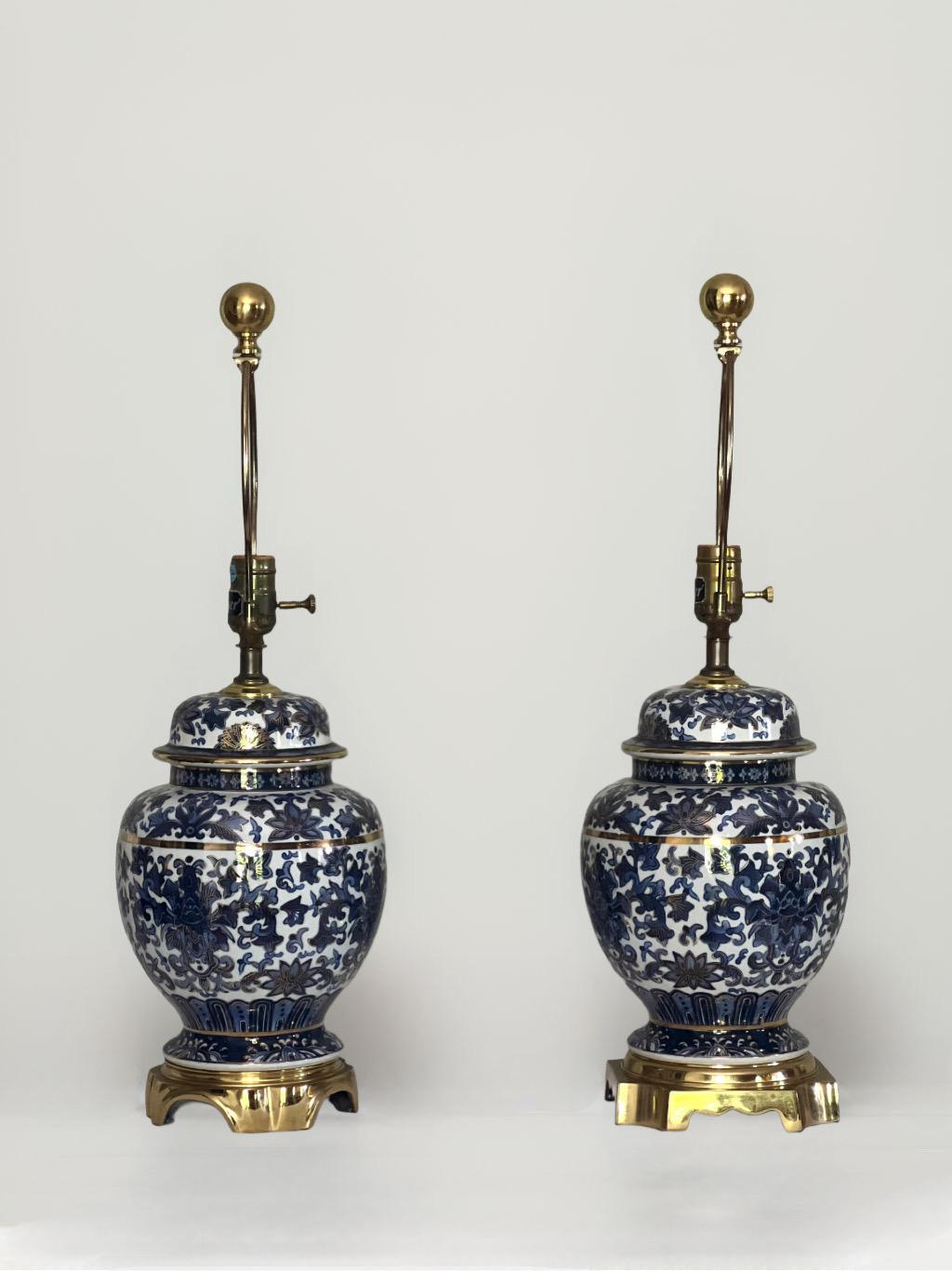 Lampade a barattolo Ginger blu e bianche con montatura in bronzo e accenti dorati di Speer In condizioni buone in vendita a Doylestown, PA