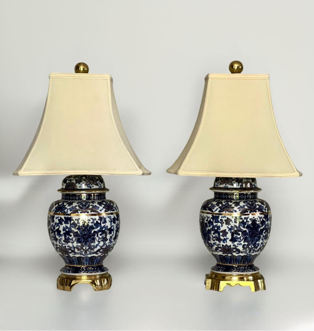 Fine XX secolo Lampade a barattolo Ginger blu e bianche con montatura in bronzo e accenti dorati di Speer in vendita