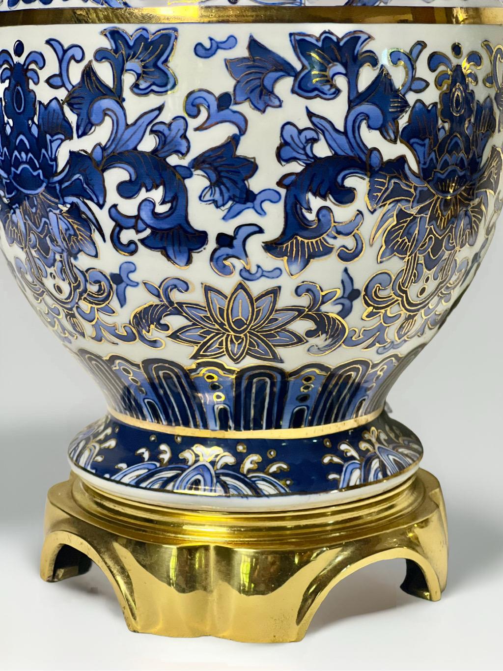 Lampade a barattolo Ginger blu e bianche con montatura in bronzo e accenti dorati di Speer in vendita 2