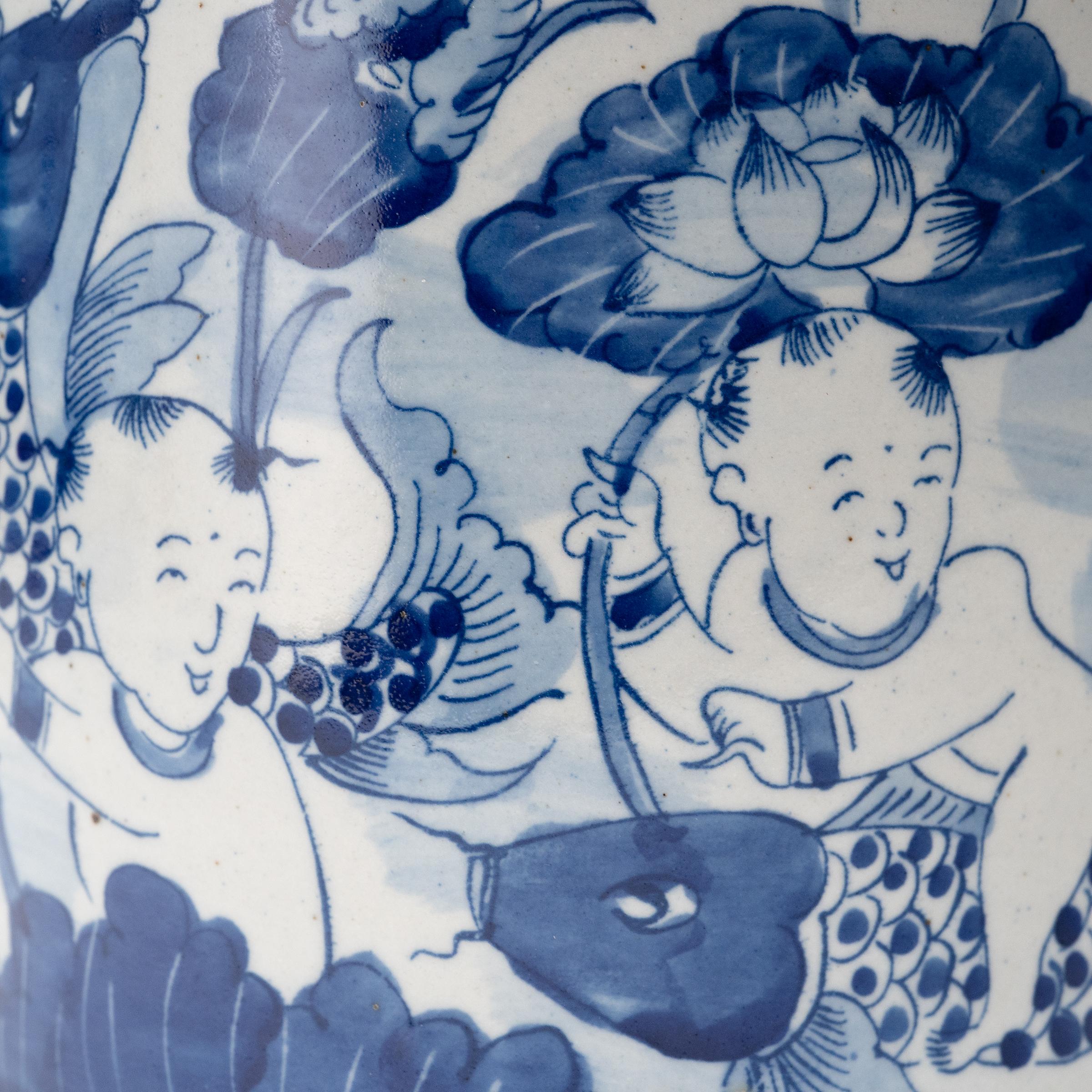 Exportation chinoise Pot à pinceaux bleu et blanc avec Koi et lotus en vente