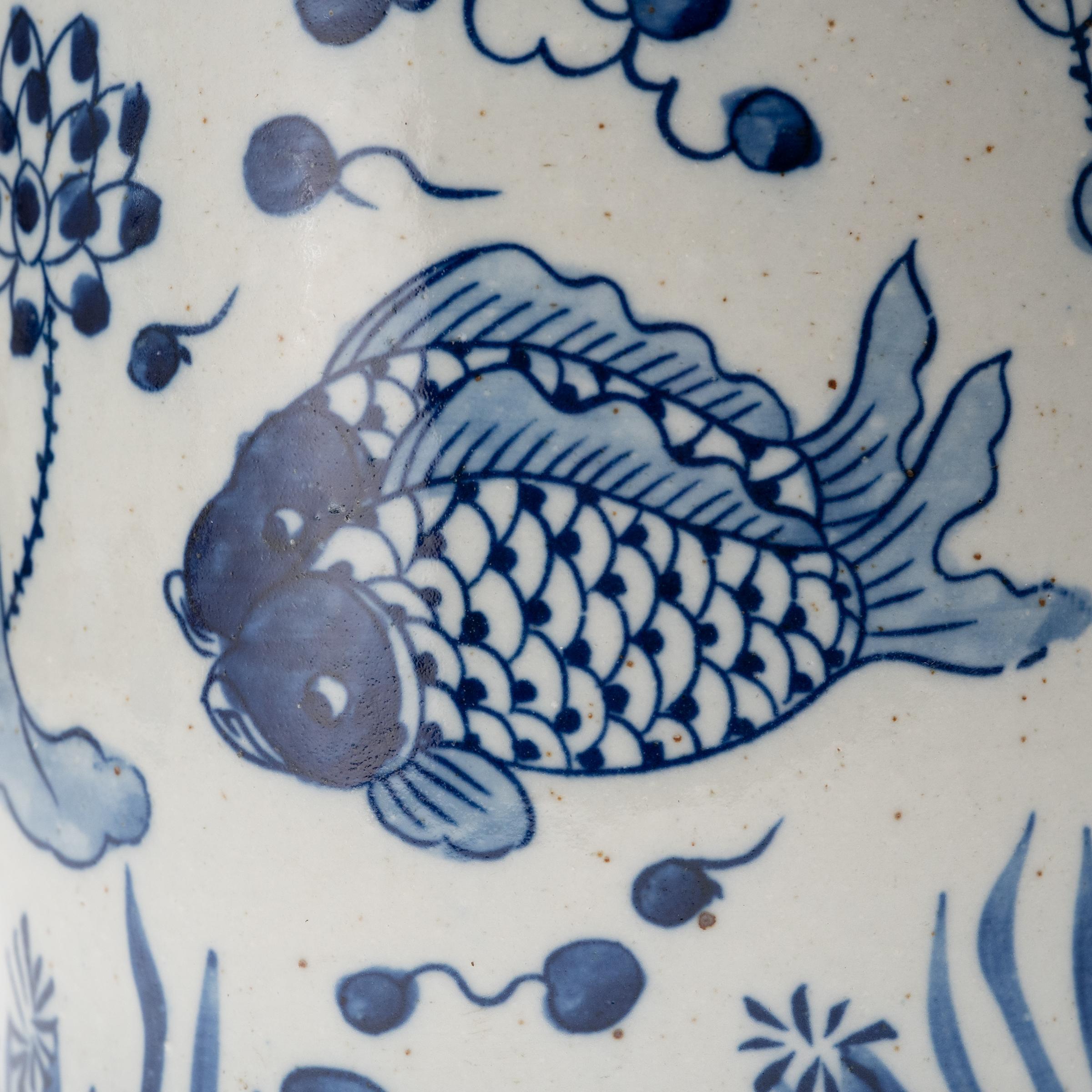 Blue and White Brush Pot with Fish & Flora In Good Condition For Sale In Chicago, IL