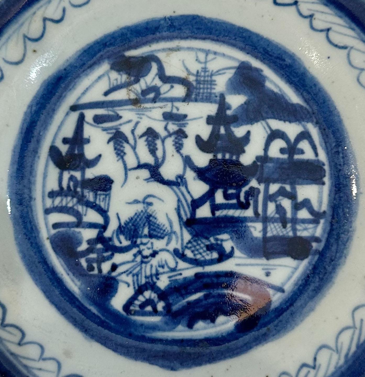 Charmante assiette à pain et à beurre en bleu et blanc de canton chinois, datant du milieu du 19e siècle, vers 1860. Cette pièce présente l'emblématique scène de canton, délicatement peinte en bleu cobalt, avec des motifs architecturaux et des
