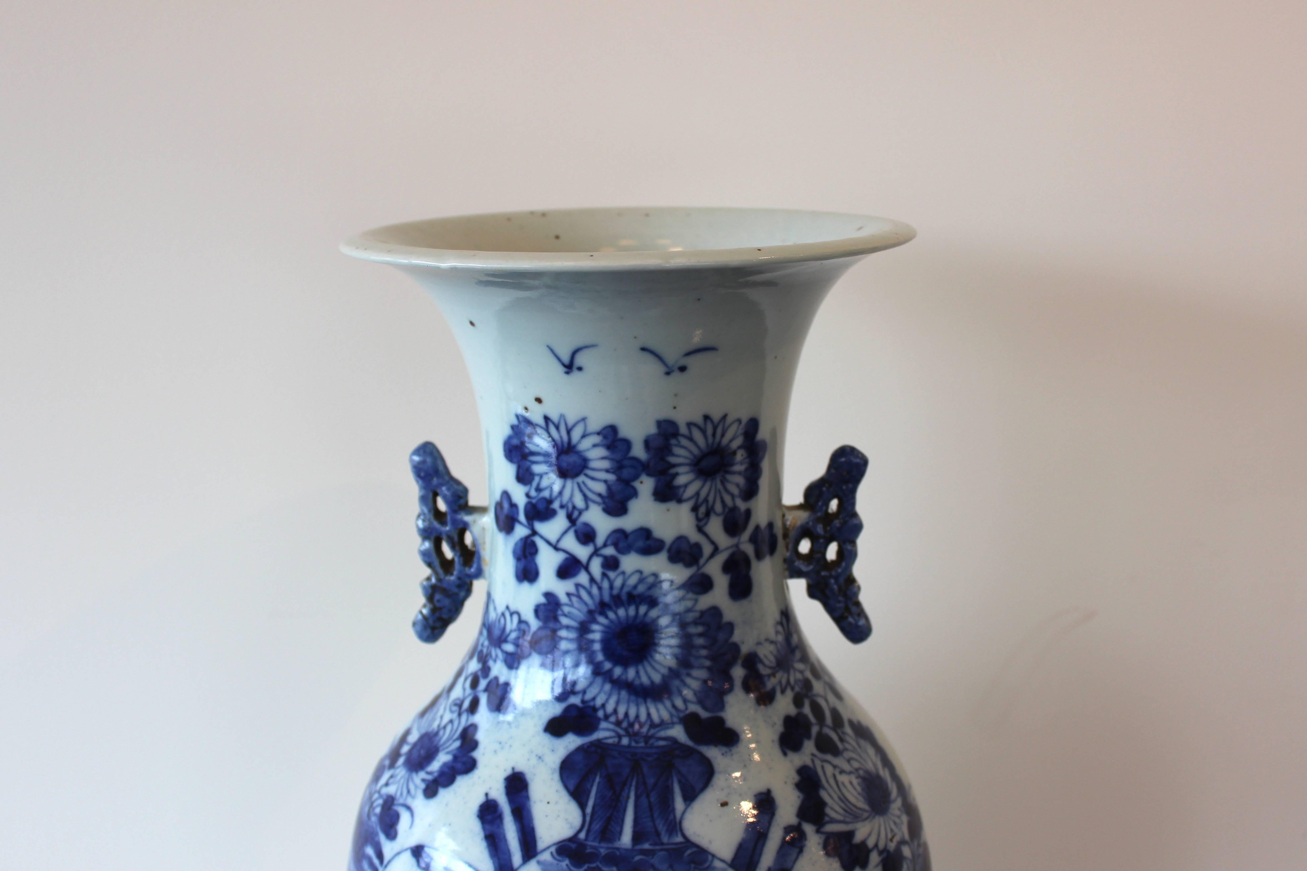 Vase chinois en céramique bleu et blanc.