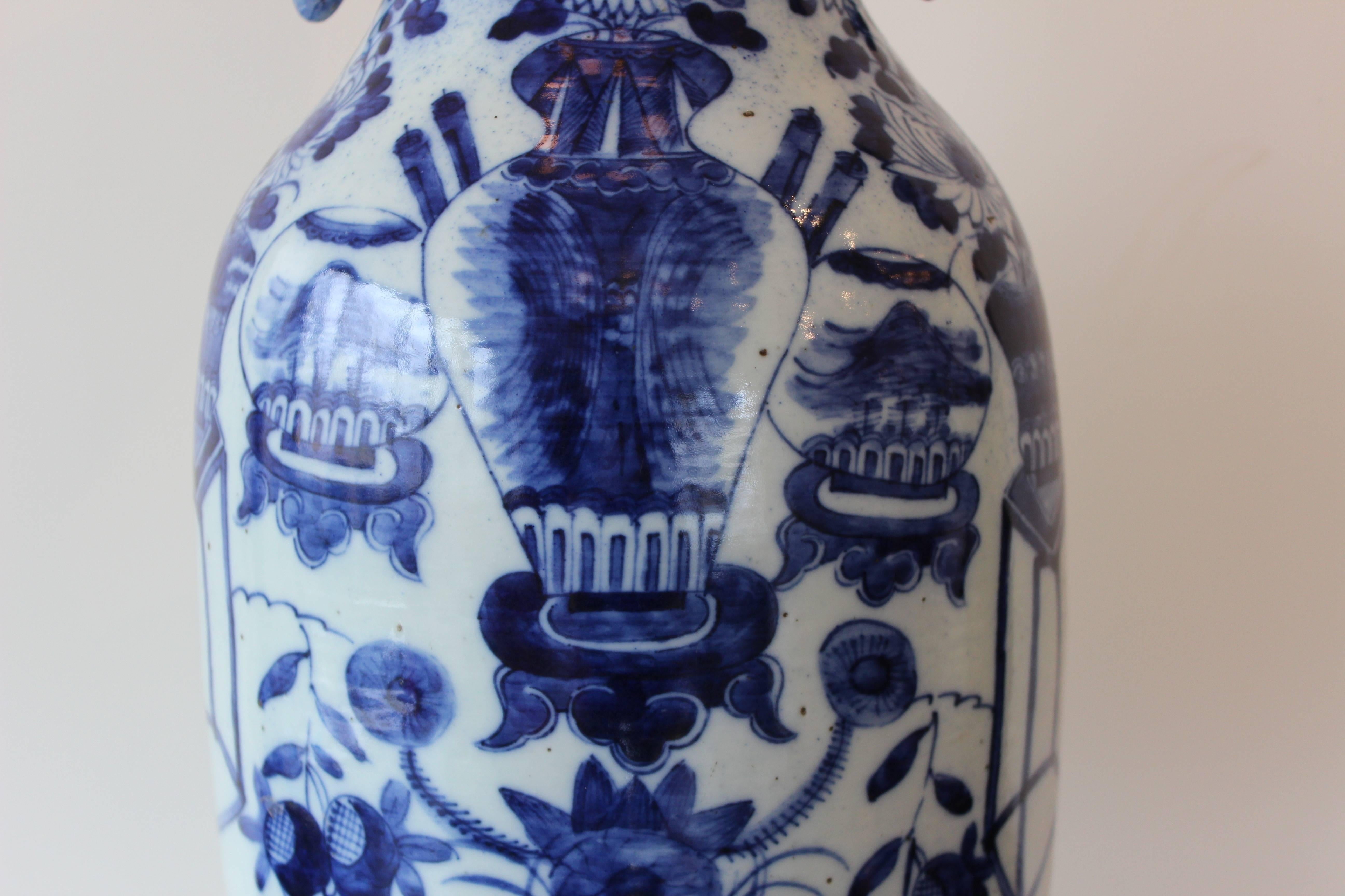 Asiatique Vase chinois en céramique bleu et blanc en vente