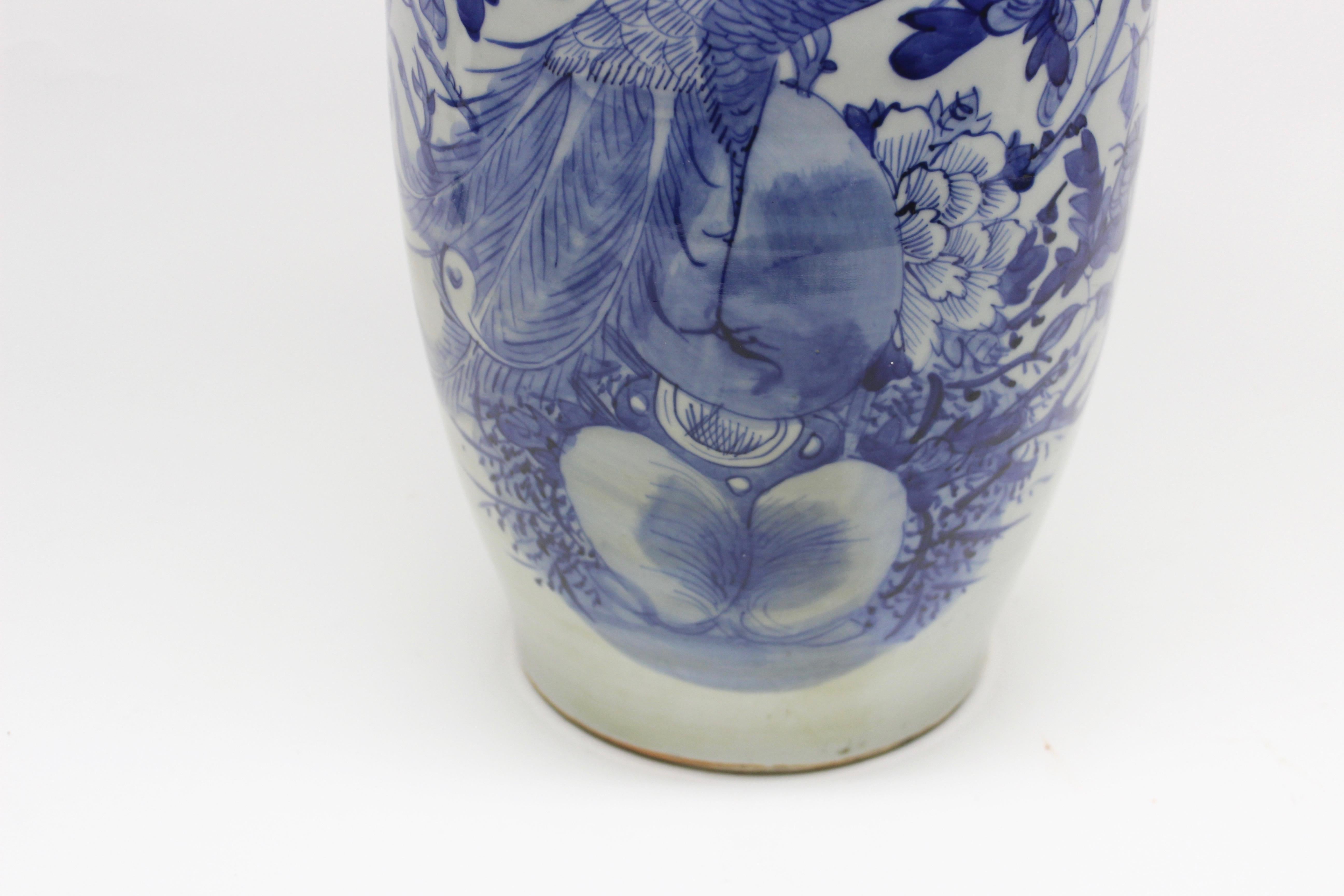 Chinois Vase chinois en céramique bleue et blanche en vente