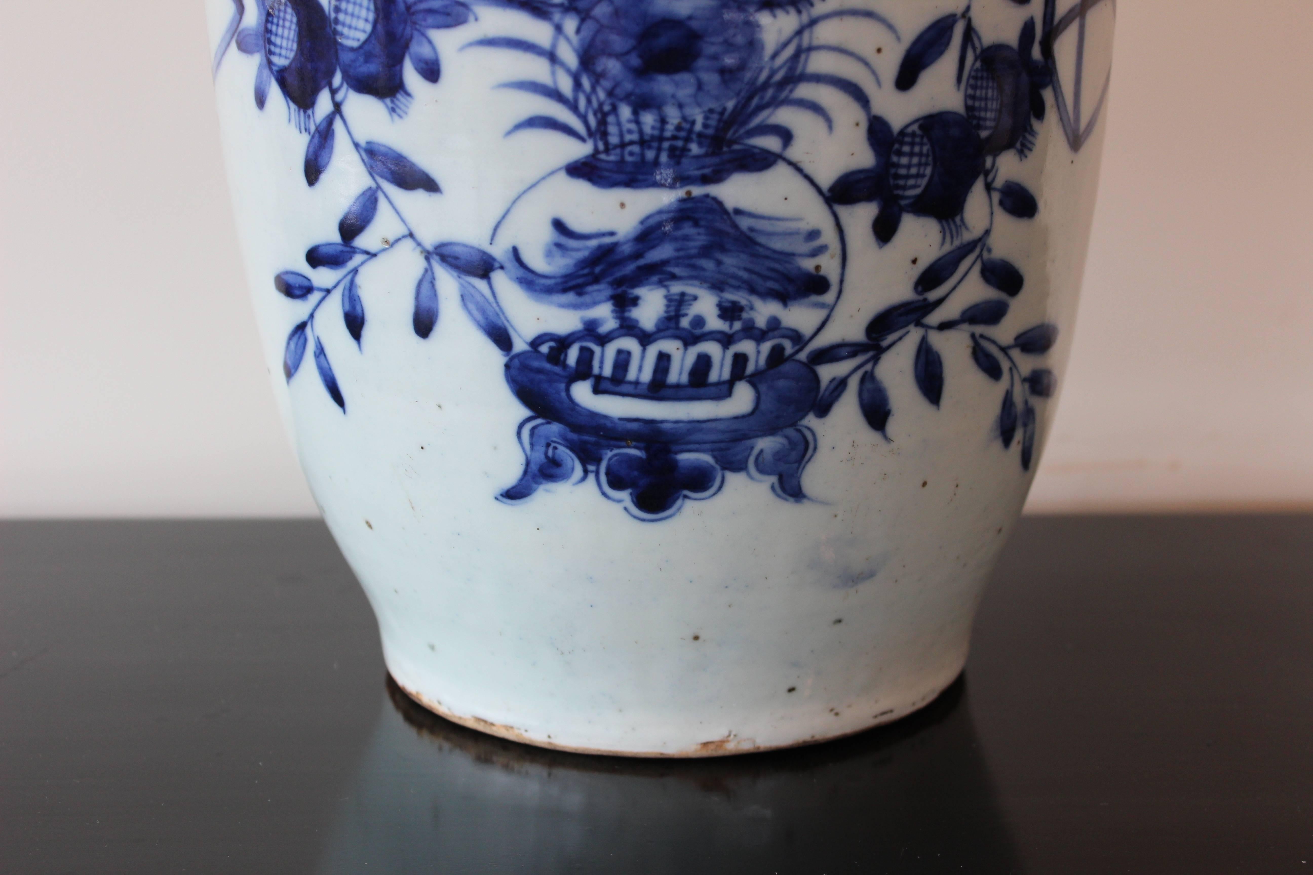 Vase chinois en céramique bleu et blanc Bon état - En vente à East Hampton, NY