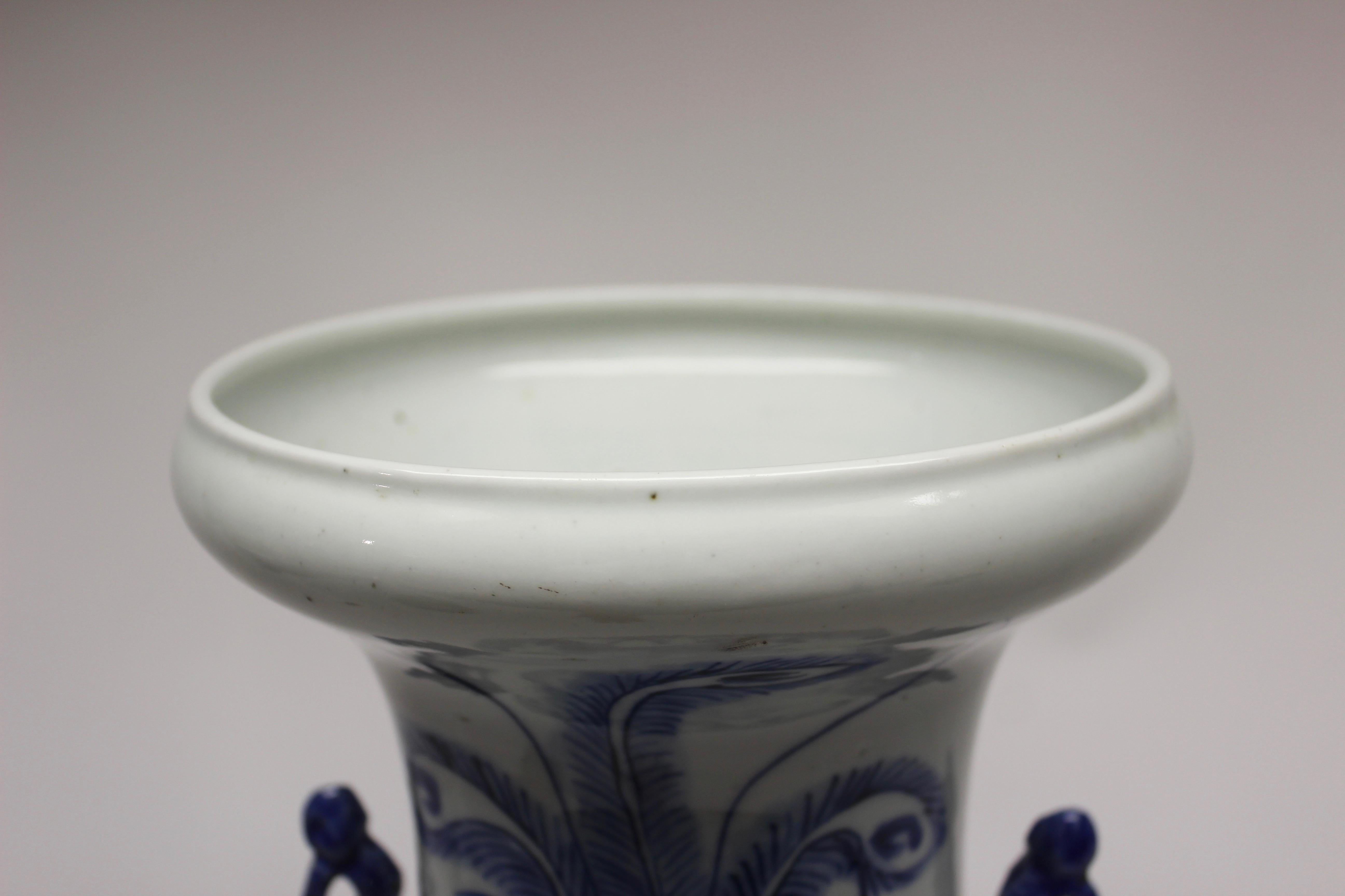 Vase chinois en céramique bleue et blanche Bon état - En vente à East Hampton, NY