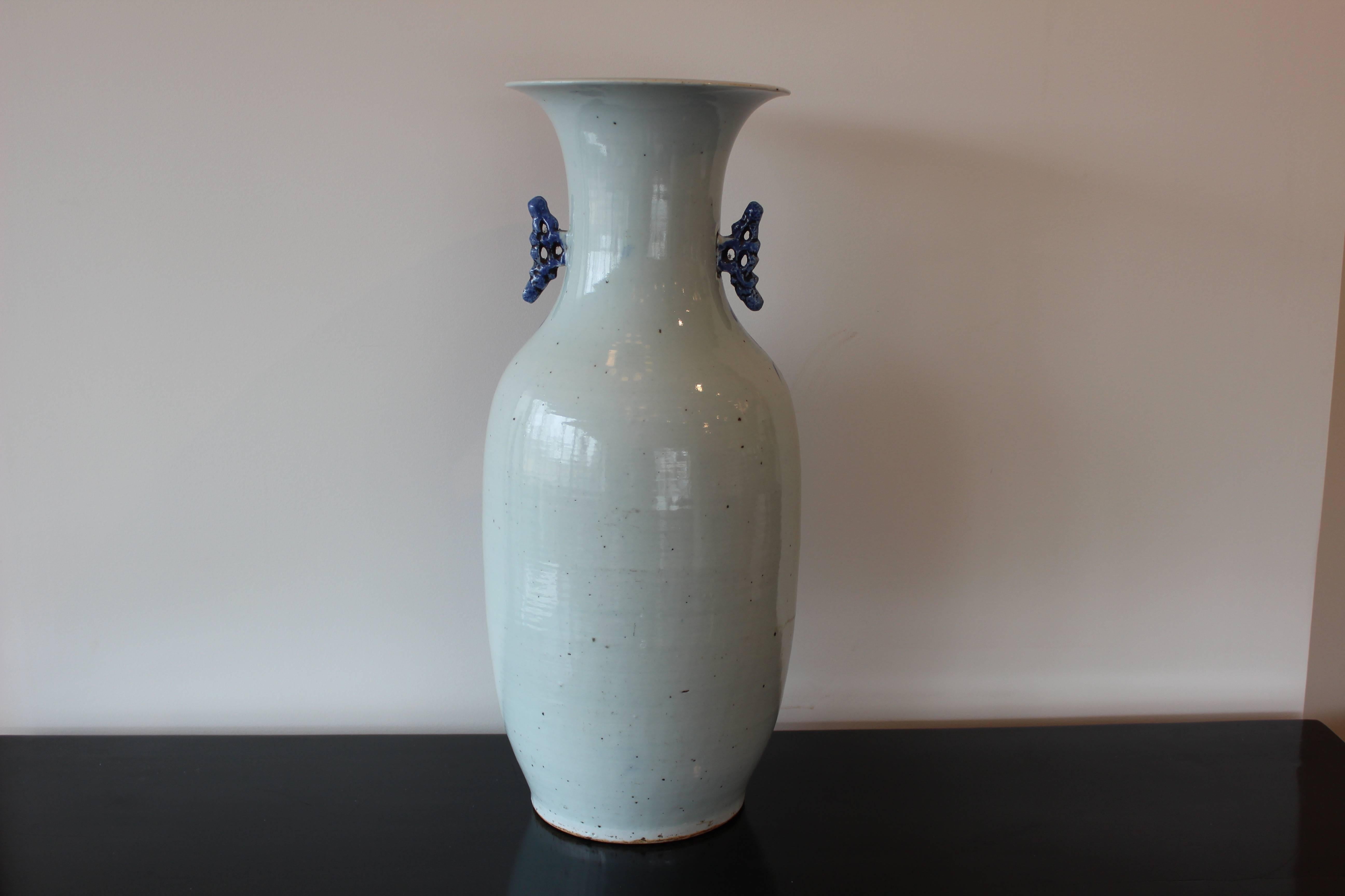 Chinesische blau-weiße Keramikvase, Chinesisch (20. Jahrhundert) im Angebot