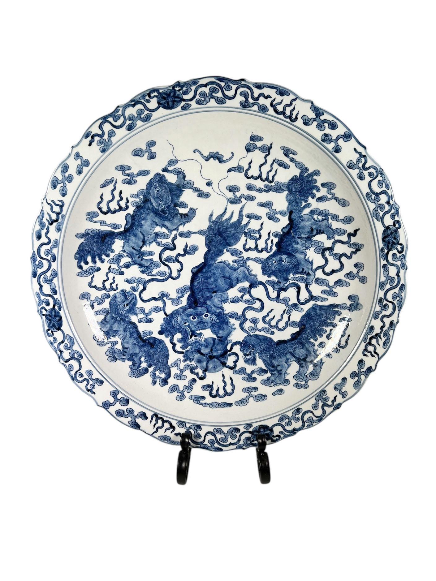 Chinois Chargeurs chinois bleu et blanc à bord festonné en vente