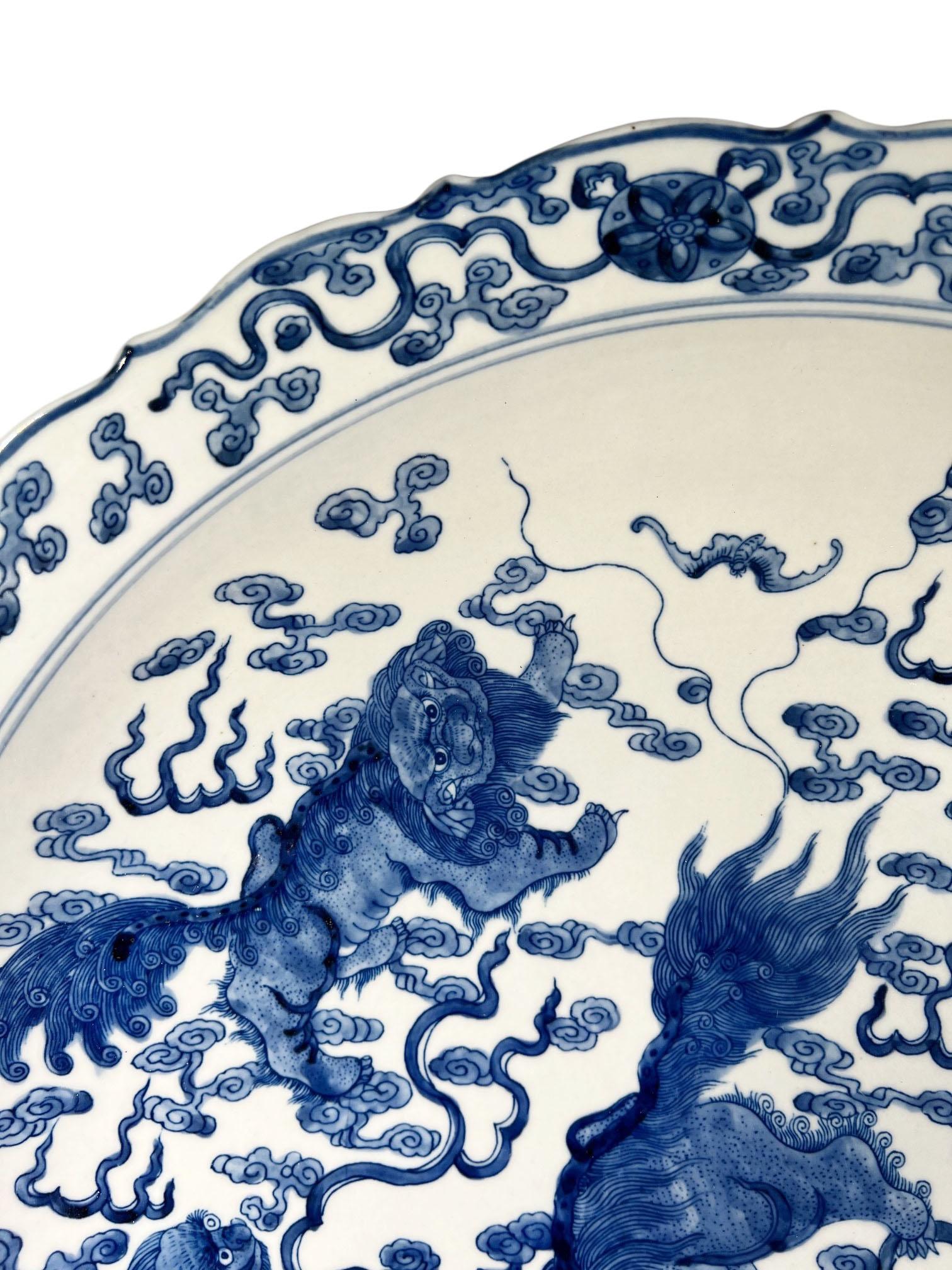 Chargeurs chinois bleu et blanc à bord festonné Bon état - En vente à Dallas, TX