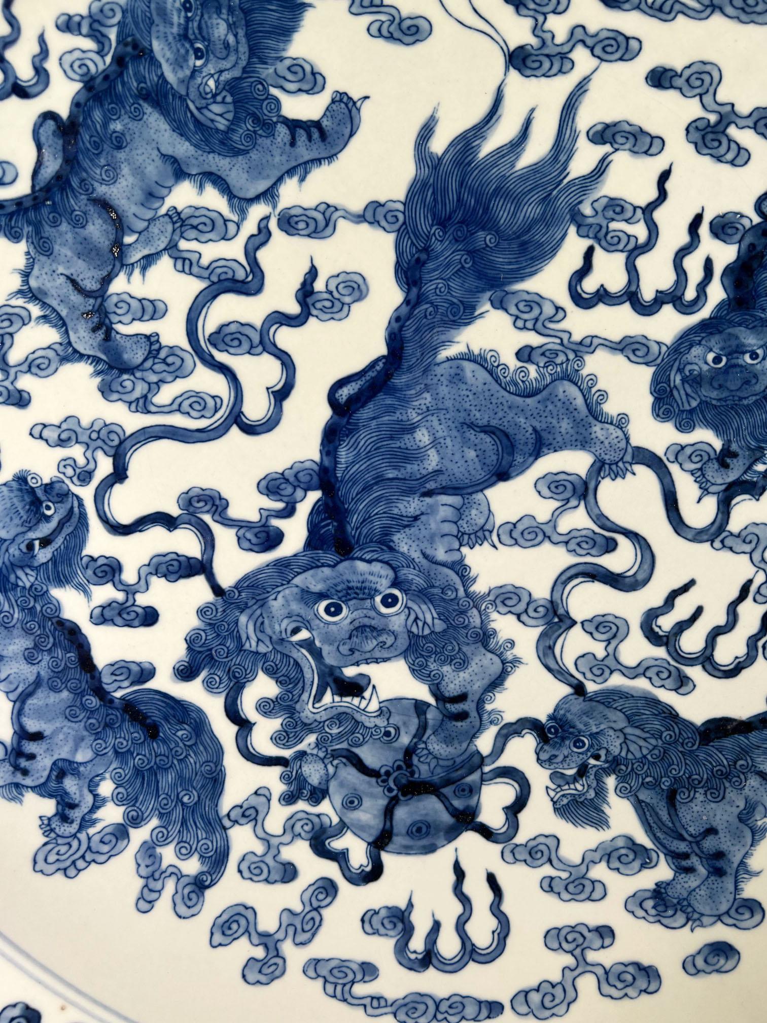 Début du 20ème siècle Chargeurs chinois bleu et blanc à bord festonné en vente