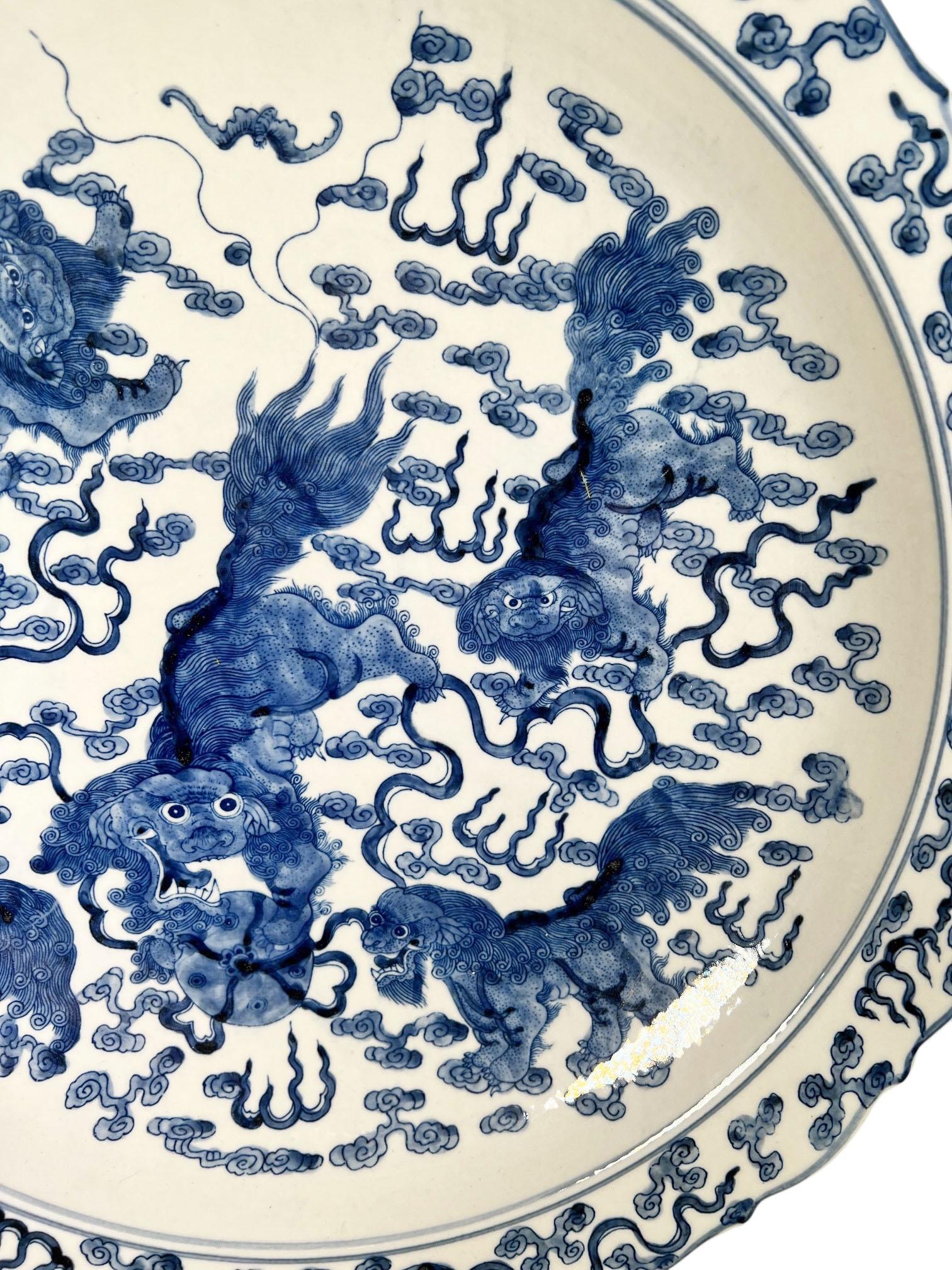 Porcelaine Chargeurs chinois bleu et blanc à bord festonné en vente