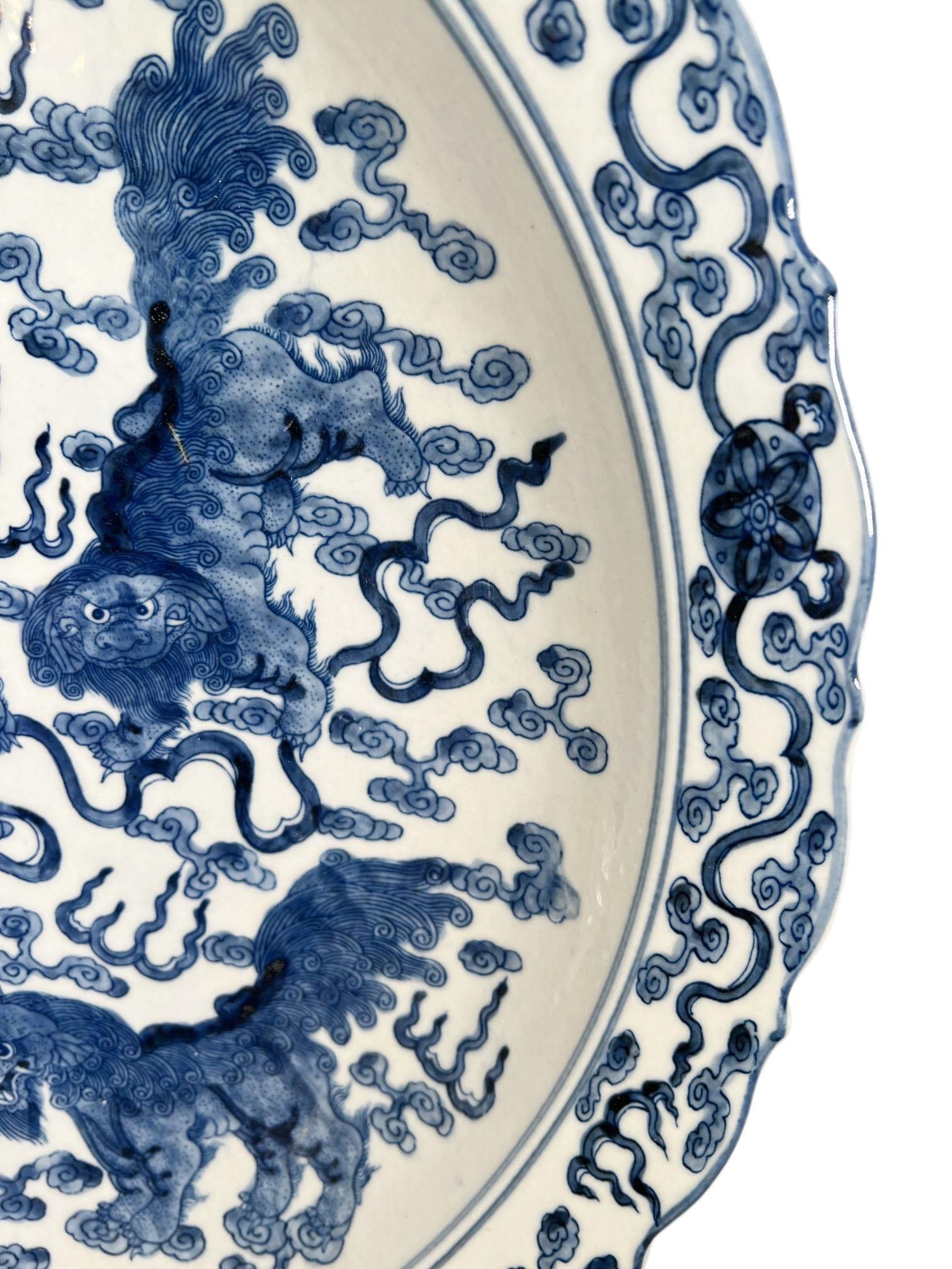 Chargeurs chinois bleu et blanc à bord festonné en vente 1