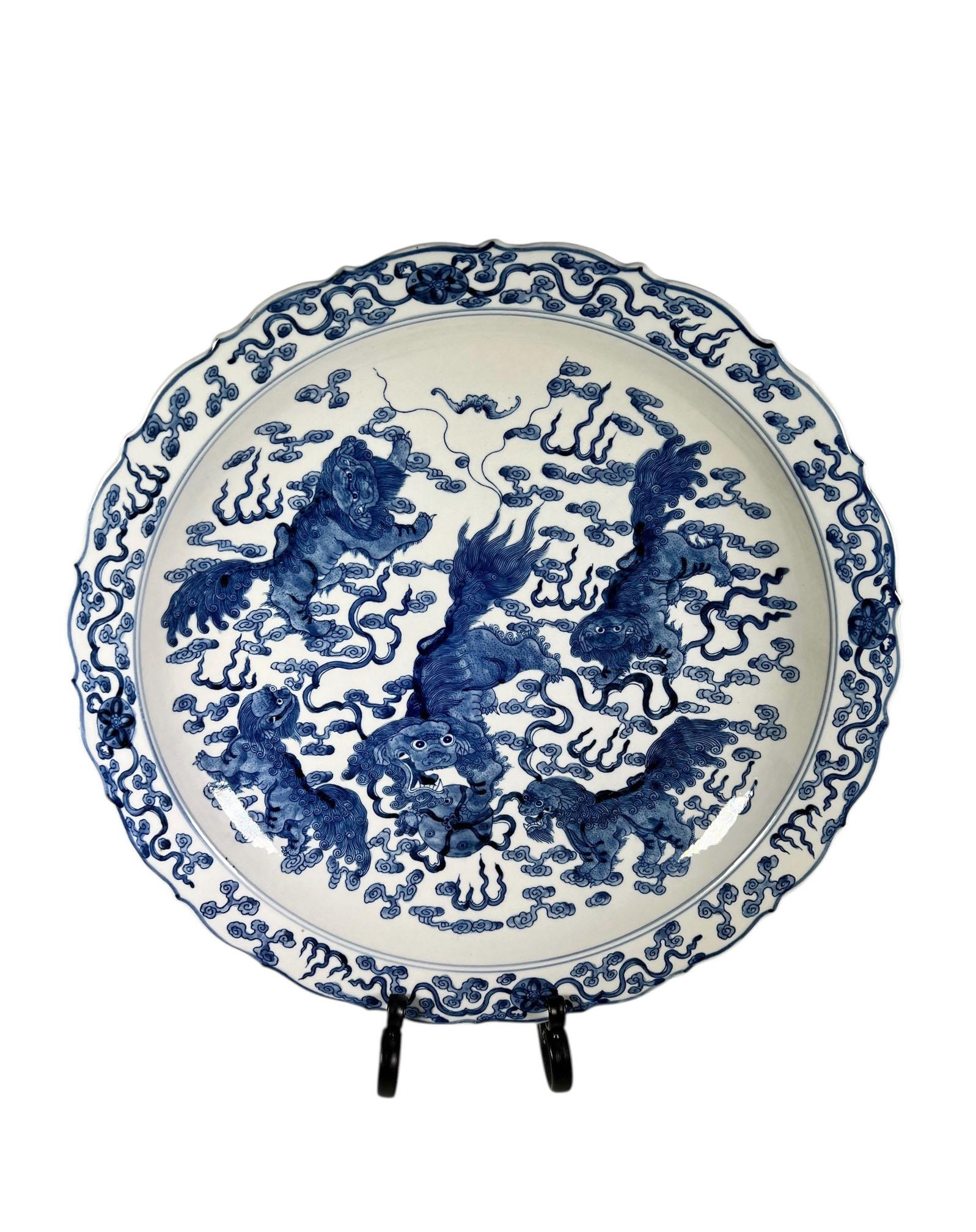 Chargeurs chinois bleu et blanc à bord festonné en vente 2