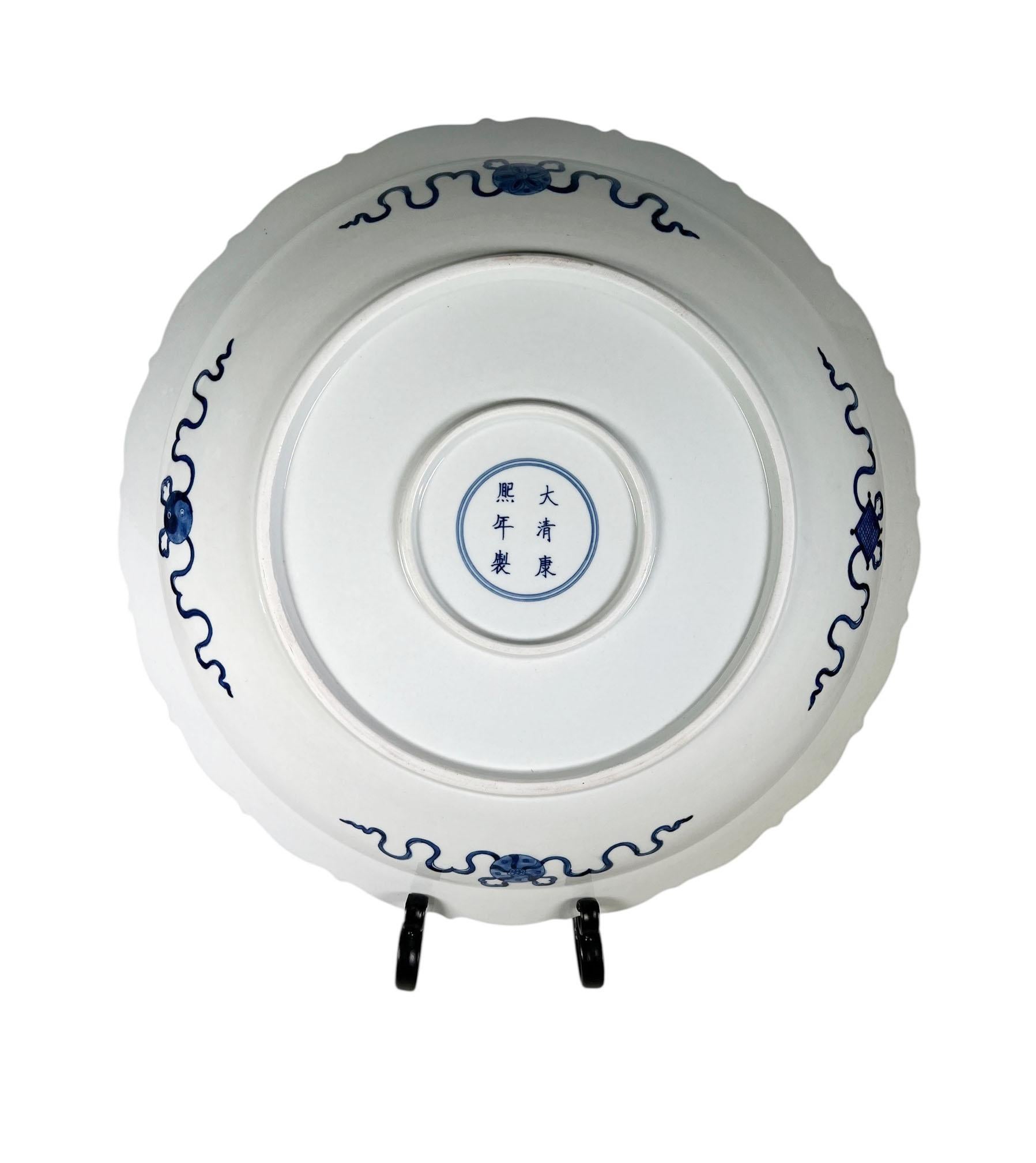 Chargeurs chinois bleu et blanc à bord festonné en vente 3